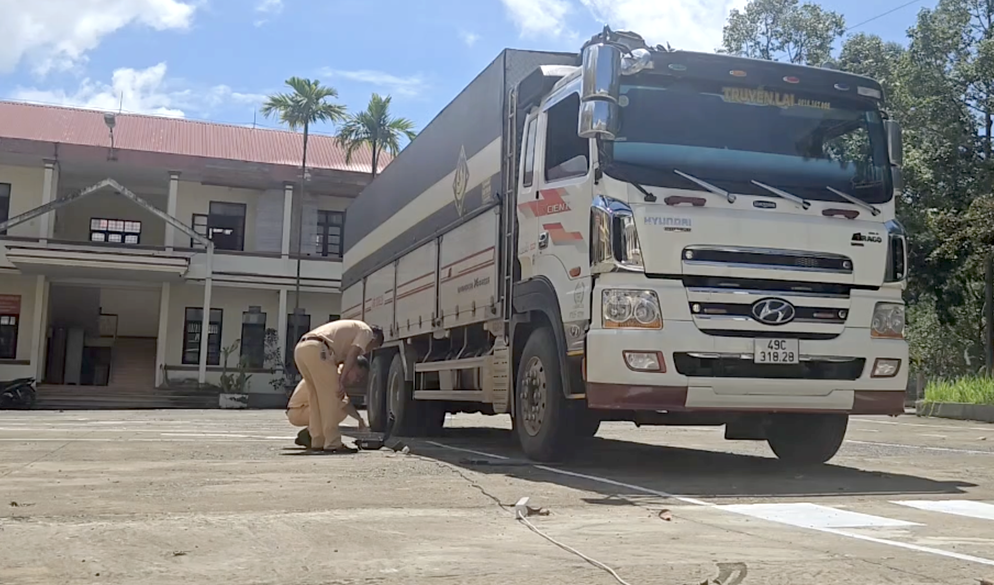 CSGT Đắk Lắk tạm giữ xe tải chở 20 tấn đ&aacute; kh&ocirc;ng r&otilde; nguồn gốc, qu&aacute; tải gần 90%- Ảnh 1.