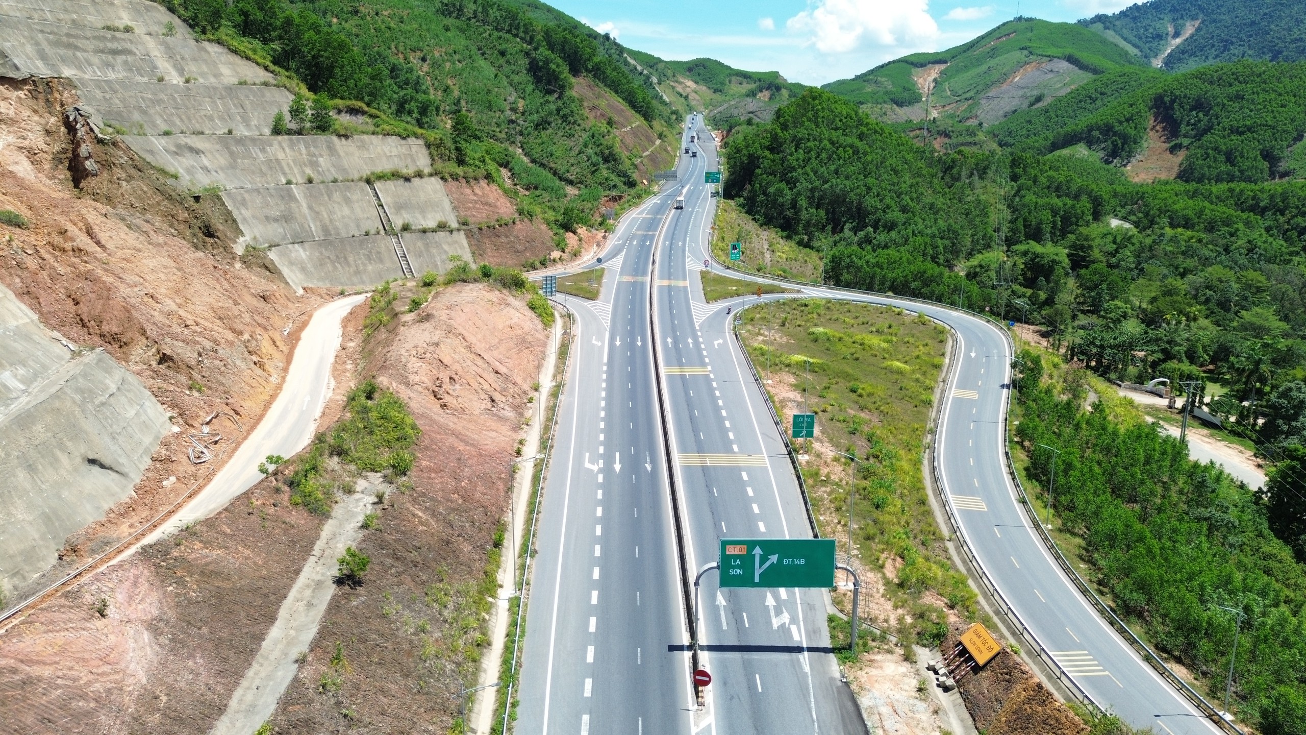 Tăng tốc thi c&ocirc;ng n&uacute;t giao cao tốc La Sơn - H&ograve;a Li&ecirc;n để c&aacute;n đ&iacute;ch cuối năm 2026- Ảnh 1.