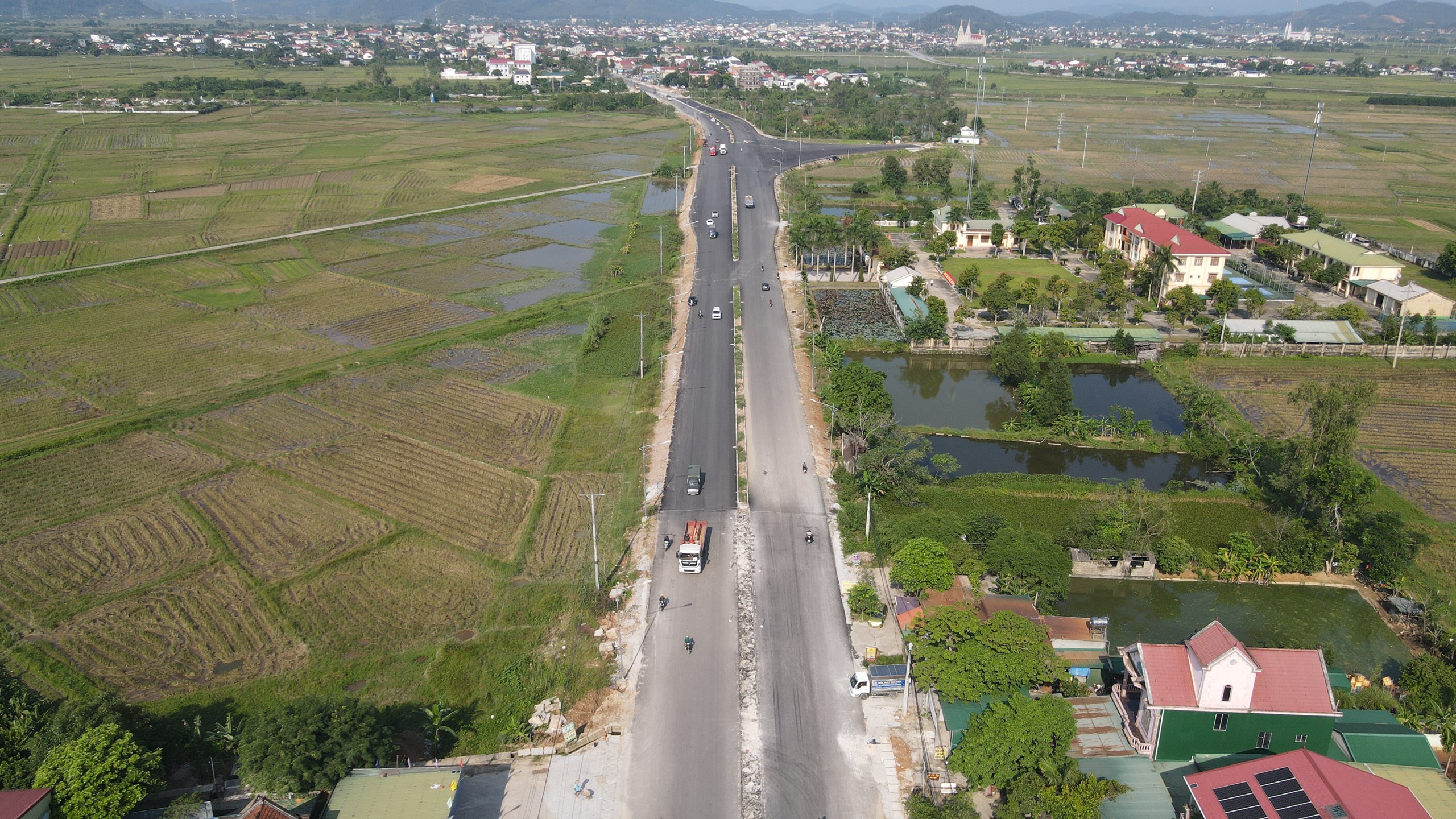 Ho&agrave;n th&agrave;nh những hạng mục cuối c&ugrave;ng tại dự &aacute;n cải tạo, mở rộng QL46- Ảnh 2.