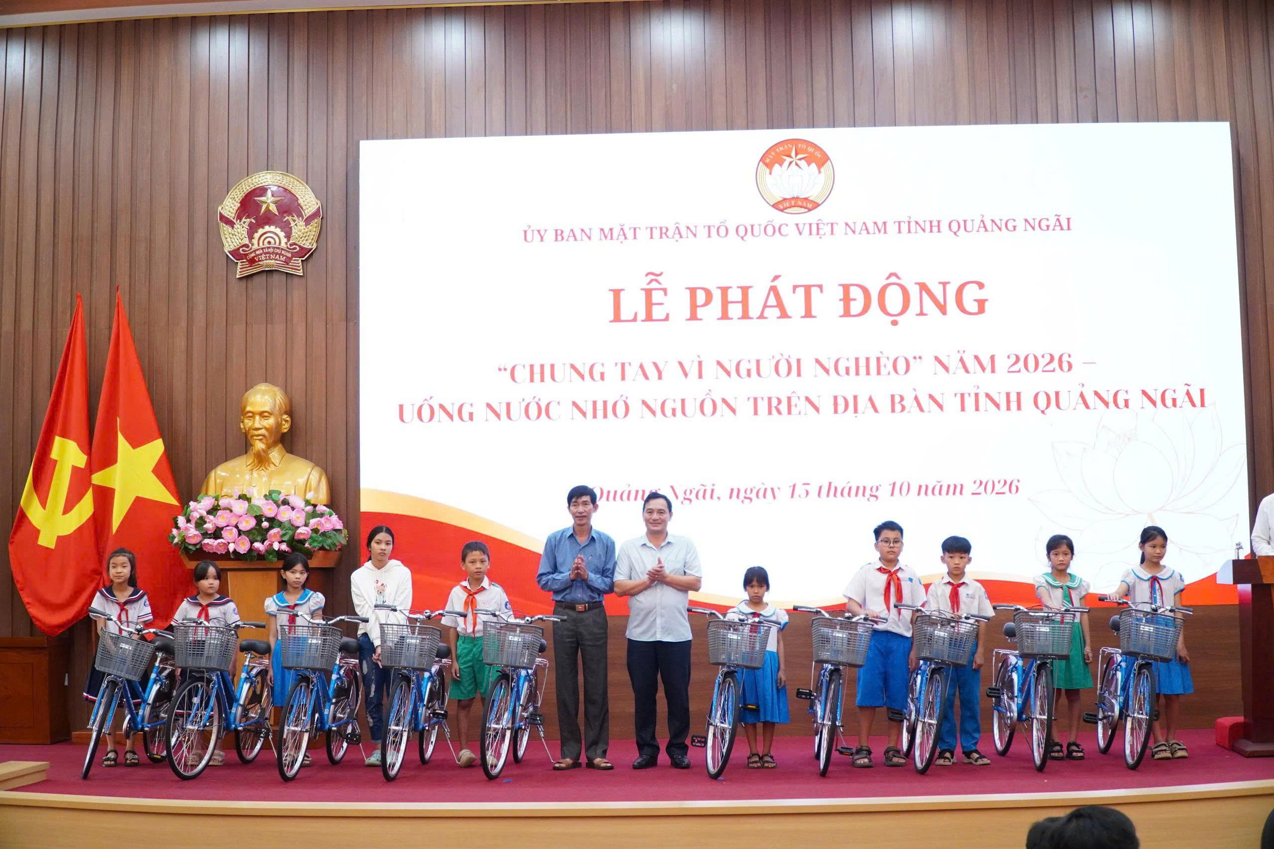 Quảng Ng&atilde;i tiếp nhận hơn 14 tỷ đồng chăm lo cho người ngh&egrave;o trong lễ ph&aacute;t động- Ảnh 2.