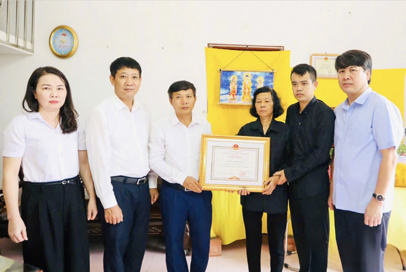 Ninh B&igrave;nh truy tặng Bằng khen người đ&agrave;n &ocirc;ng dũng cảm cứu hai ch&aacute;u nhỏ đuối nước- Ảnh 1.