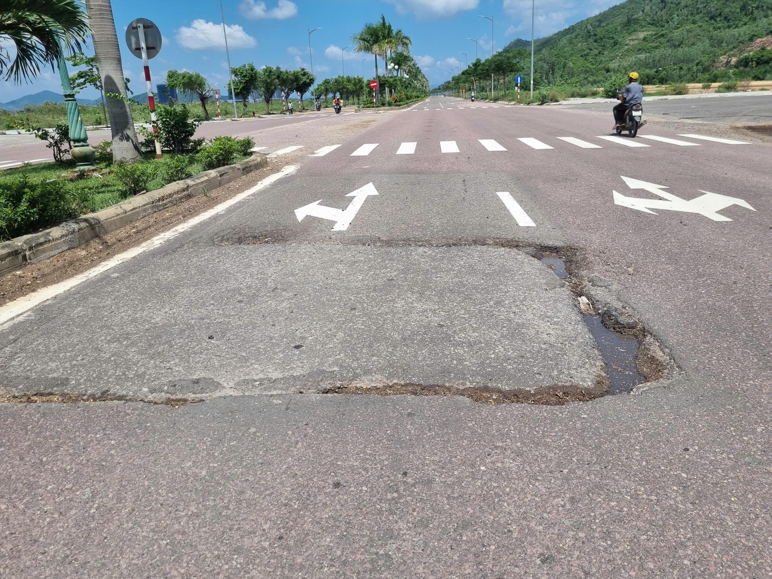 Tuyến đường ngh&igrave;n tỷ dẫn về trung t&acirc;m Quy Nhơn hư hỏng, mất ATGT sau mưa lớn- Ảnh 6.