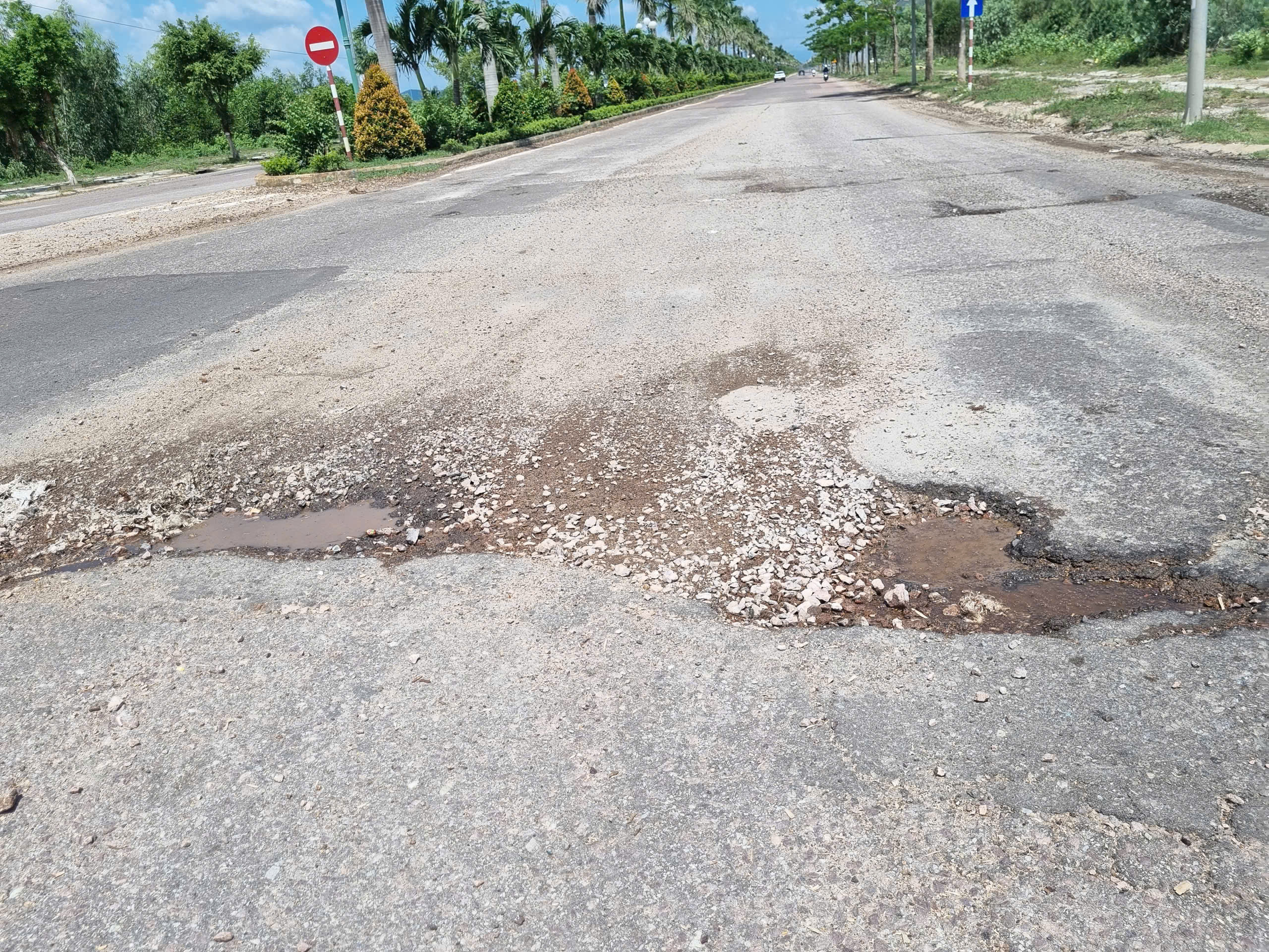 Tuyến đường ngh&igrave;n tỷ dẫn về trung t&acirc;m Quy Nhơn hư hỏng, mất ATGT sau mưa lớn- Ảnh 1.