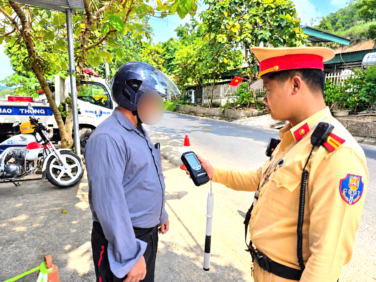 CSGT L&agrave;o Cai ph&acirc;n luồng, bảo đảm giao th&ocirc;ng th&ocirc;ng suốt tại Lễ hội Mường L&ograve; 2026- Ảnh 5.