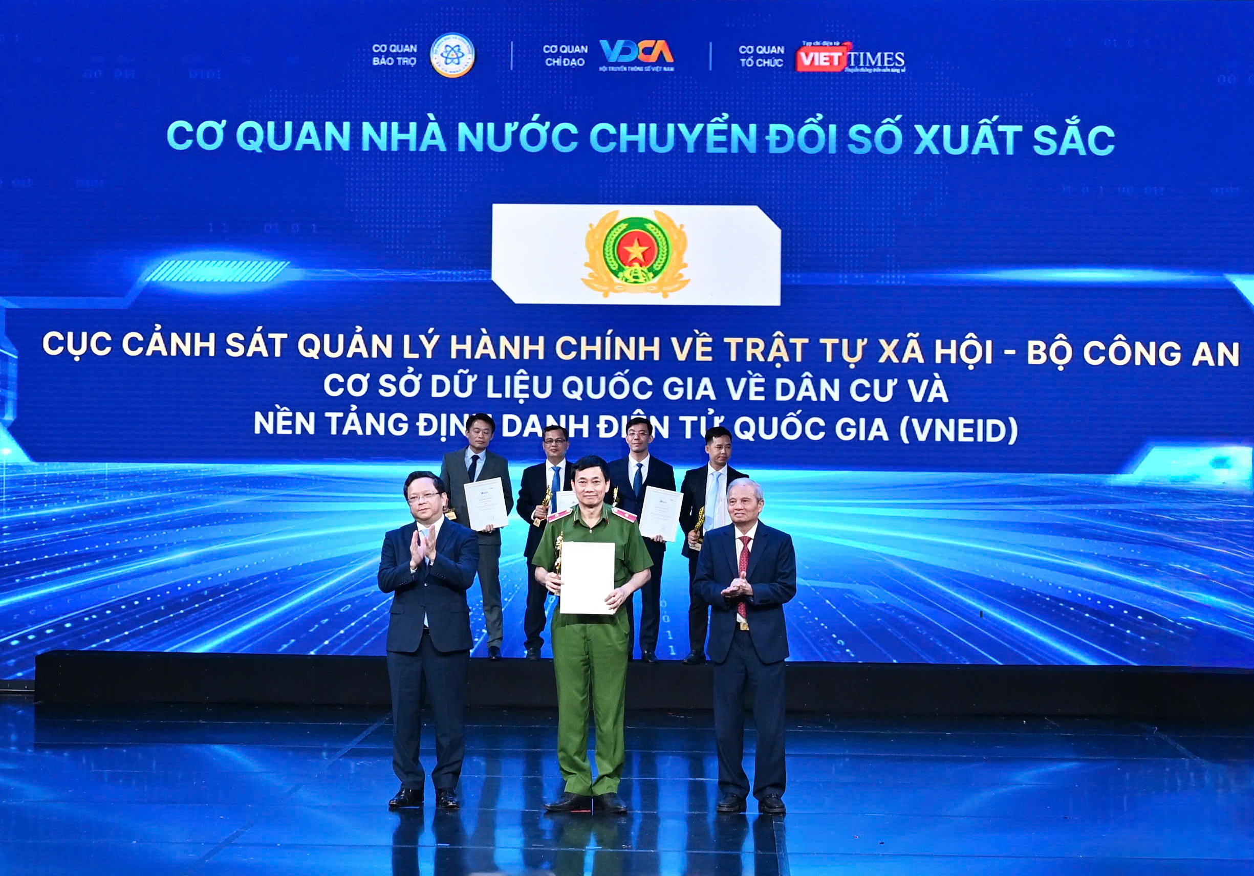 VNeID có hơn 77 tiện ích, 25 địa phương triển khai phí 0 đồng dịch vụ công trực tuyến- Ảnh 2.