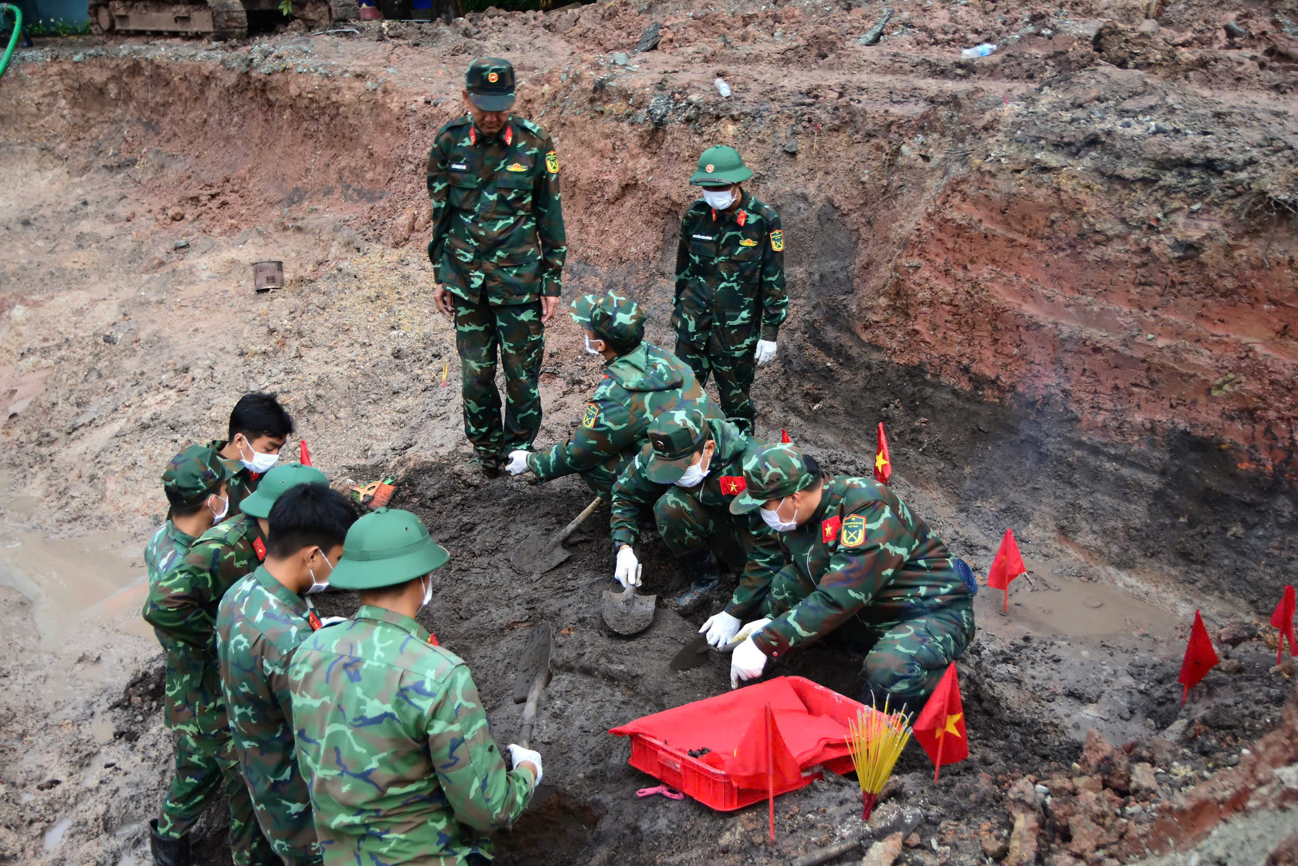 T&igrave;m thấy th&ecirc;m 12 h&agrave;i cốt liệt sĩ tại C&ocirc;ng vi&ecirc;n L&ecirc; Thị Ri&ecirc;ng- Ảnh 1.