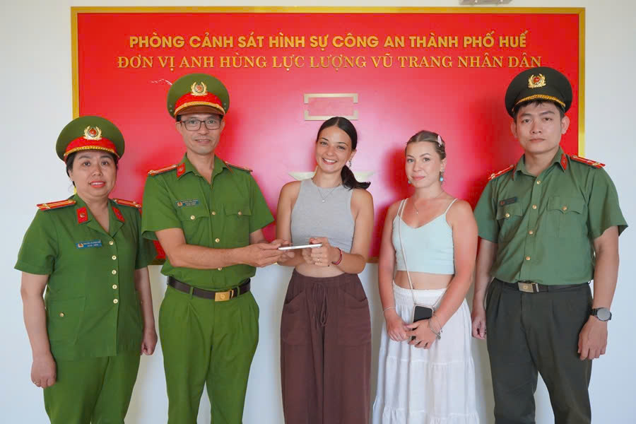 Huế: Bắt 2 t&ecirc;n cướp giật điện thoại iPhone của du kh&aacute;ch nước ngo&agrave;i- Ảnh 2.