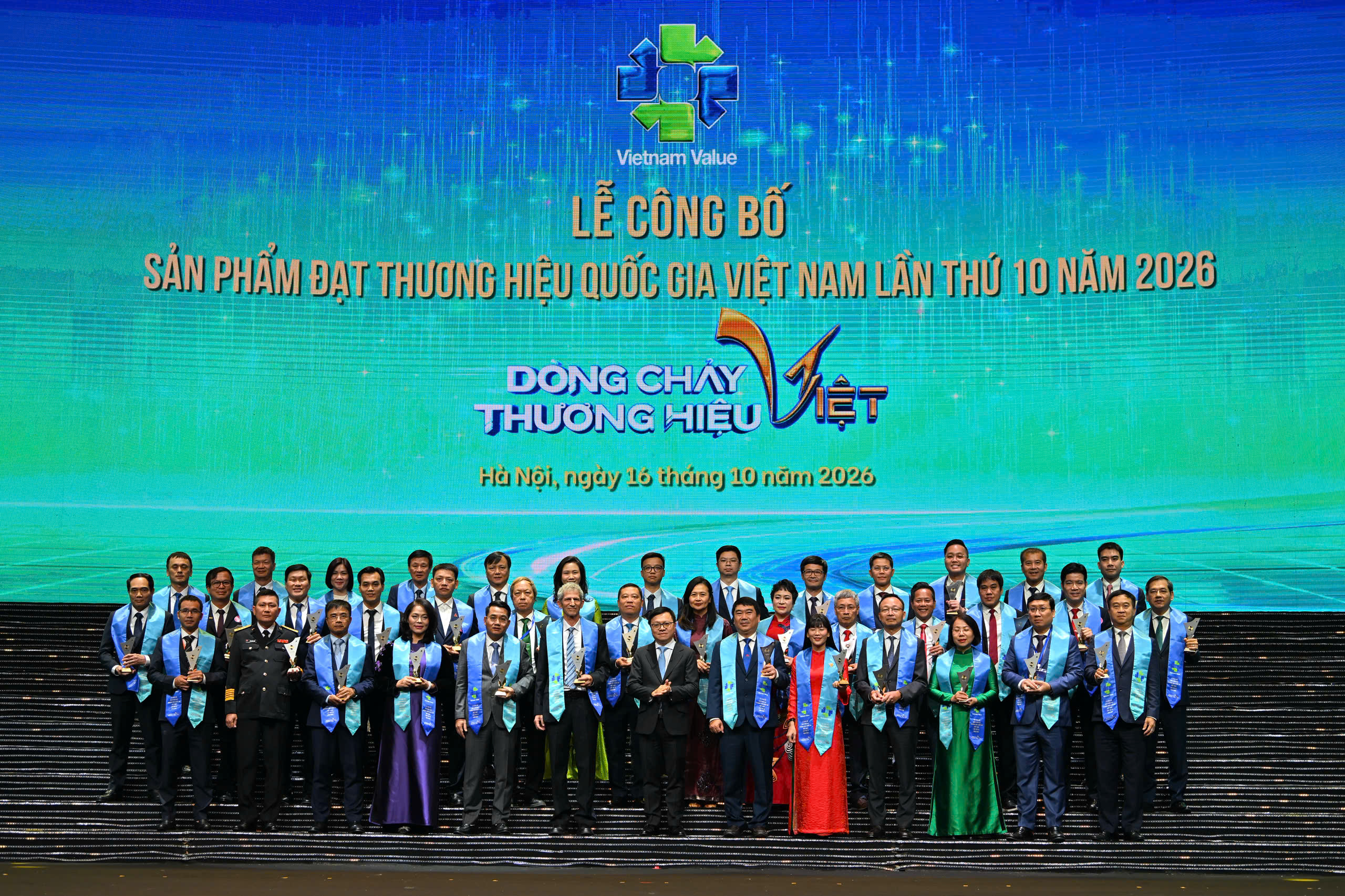 Thủ tướng: Cần chuyển từ "l&agrave;m ra tại Việt Nam" sang "s&aacute;ng tạo bởi Việt Nam"- Ảnh 3.