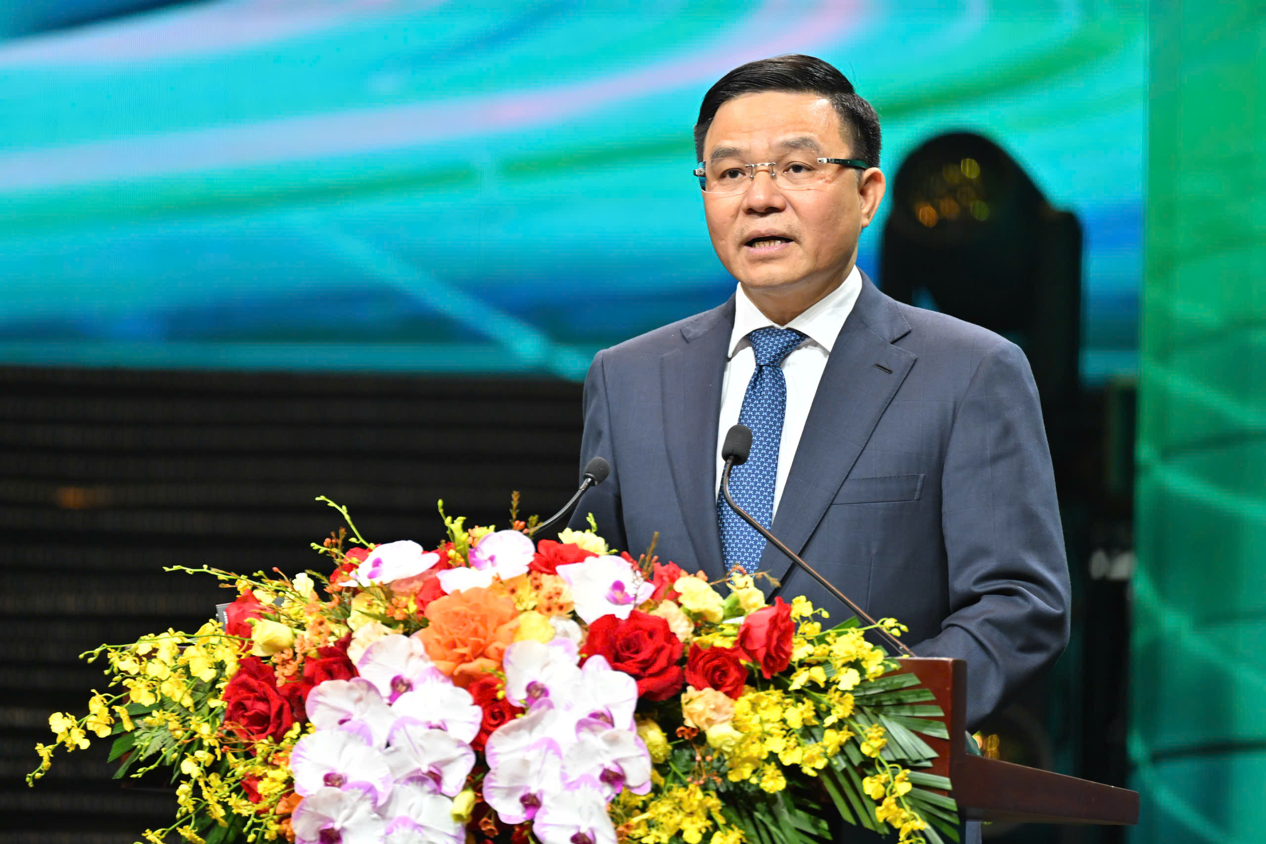 Thủ tướng: Cần chuyển từ "l&agrave;m ra tại Việt Nam" sang "s&aacute;ng tạo bởi Việt Nam"- Ảnh 4.