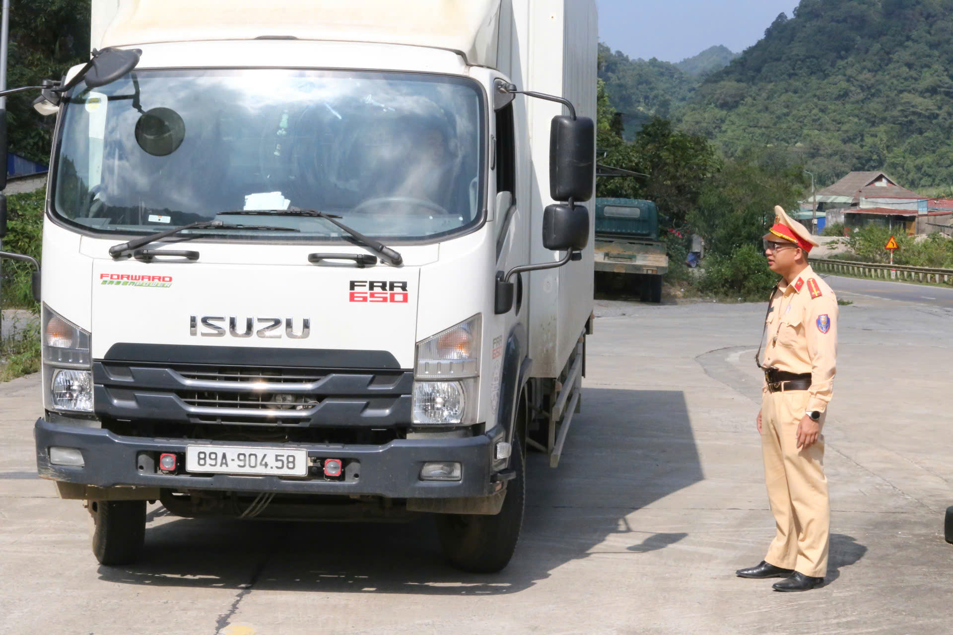 CSGT Sơn La xử phạt xe biển trắng kinh doanh vận tải - Ảnh 3.