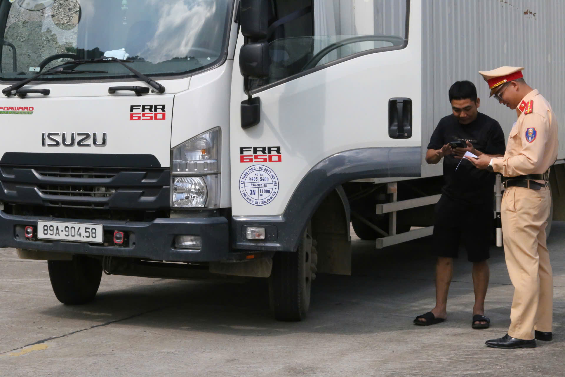 CSGT Sơn La xử phạt xe biển trắng kinh doanh vận tải - Ảnh 4.