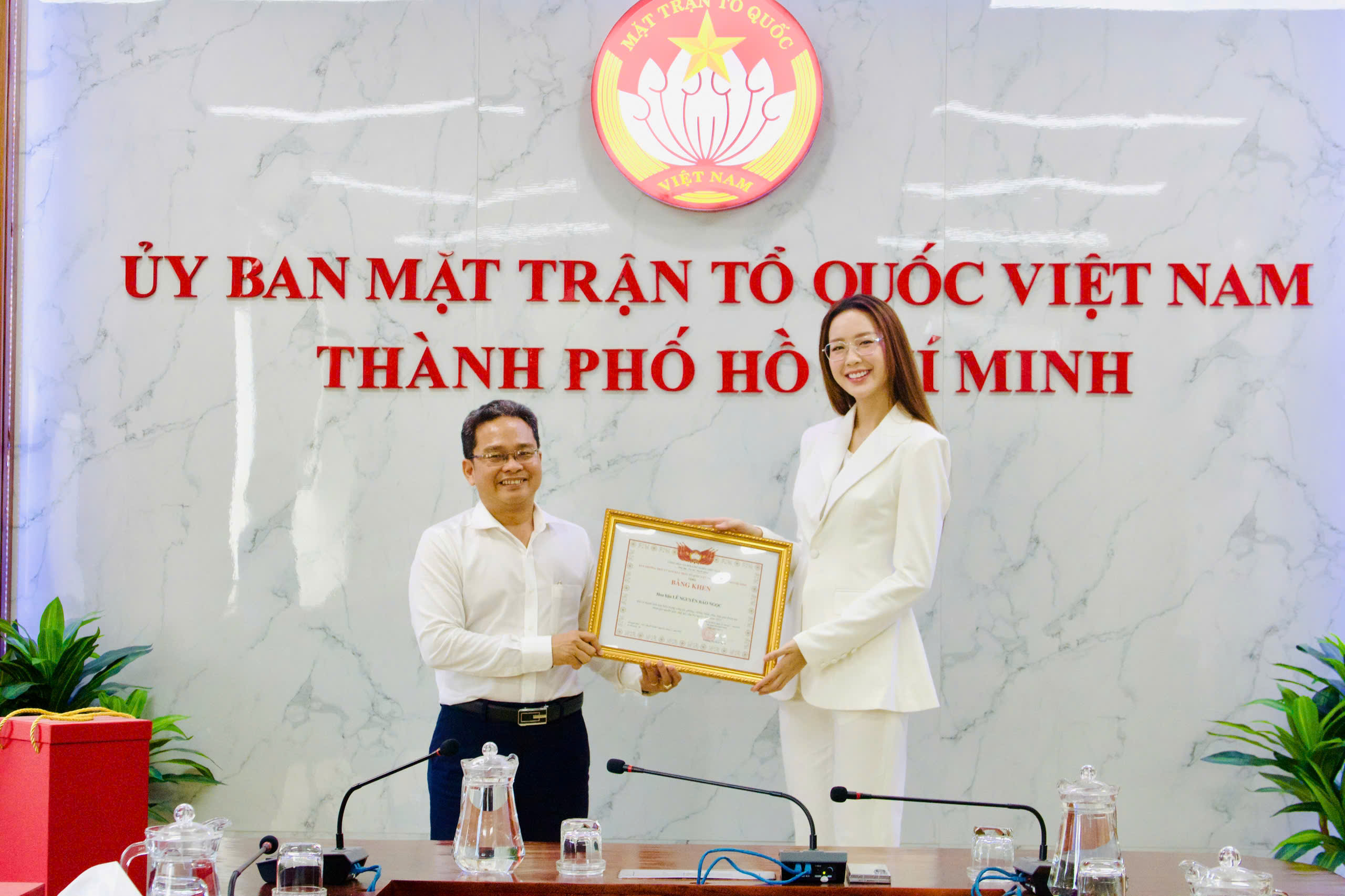 Hoa hậu Bảo Ngọc nhận bằng khen của Ủy ban Mặt trận Tổ quốc Việt Nam TP.HCM trao tặng - Ảnh 2.