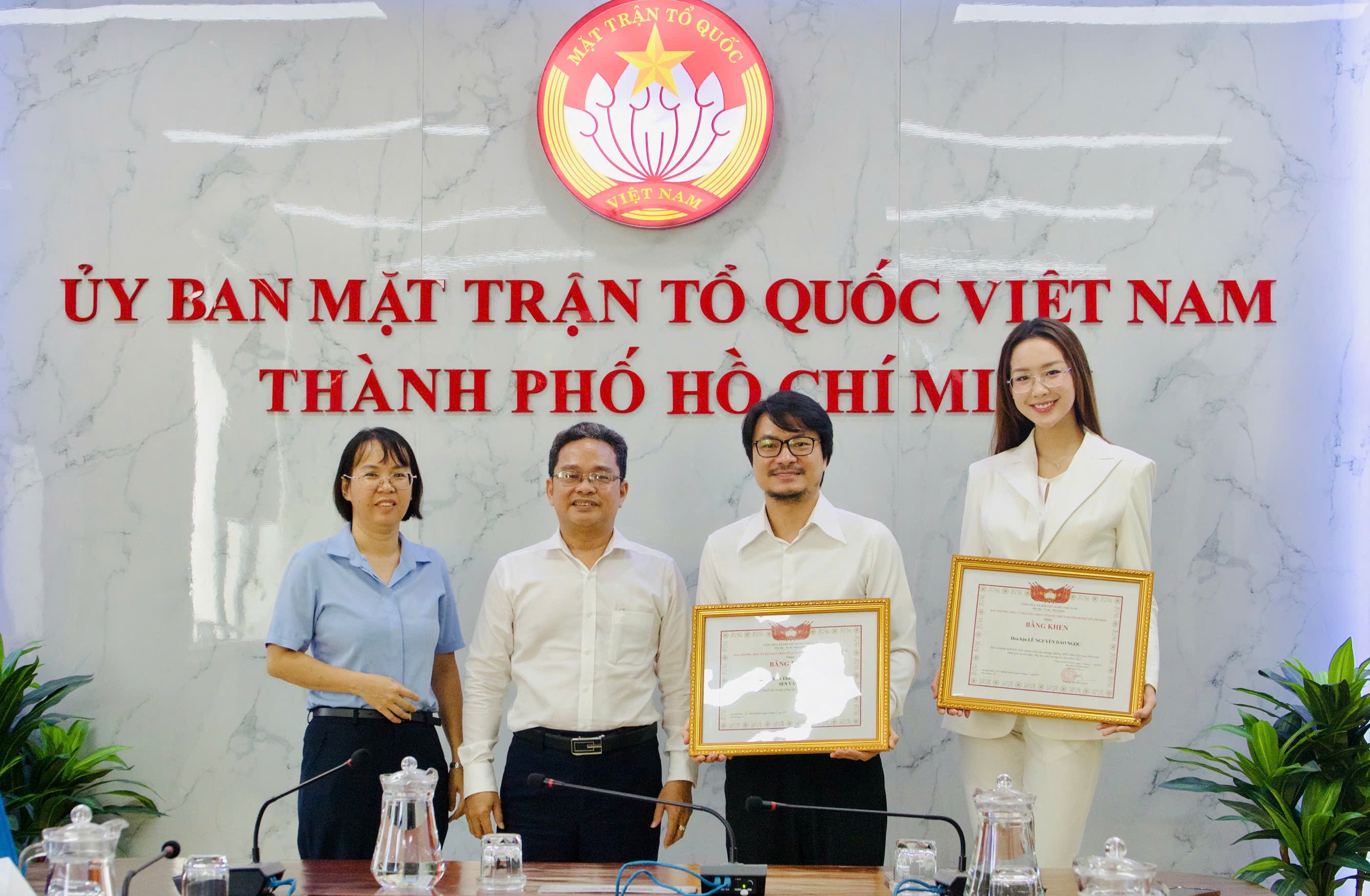 Hoa hậu Bảo Ngọc nhận bằng khen của Ủy ban Mặt trận Tổ quốc Việt Nam TP.HCM trao tặng - Ảnh 1.