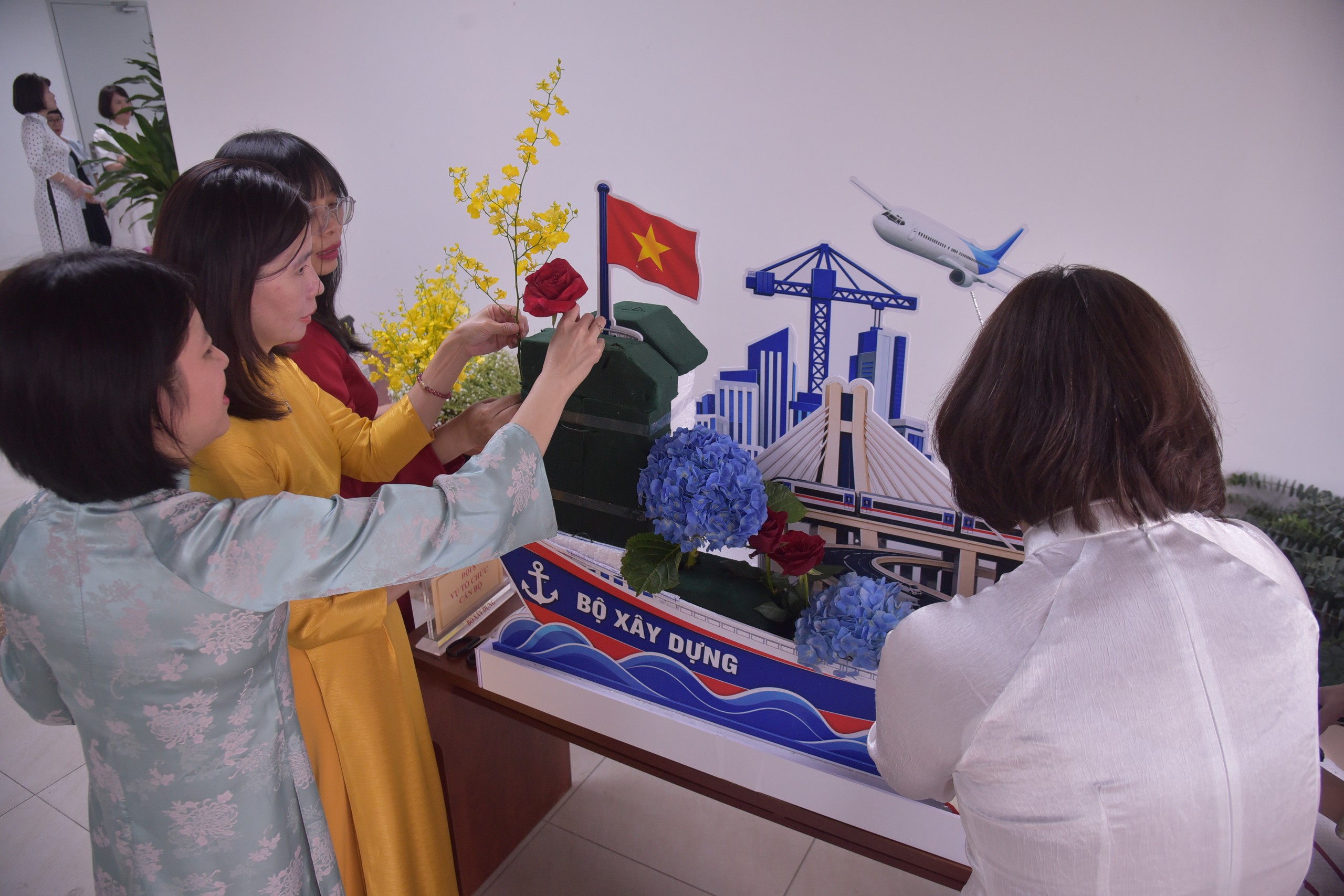 9 đội thi tranh t&agrave;i hội thi cắm hoa nghệ thuật Văn ph&ograve;ng Bộ X&acirc;y dựng - Ảnh 5.