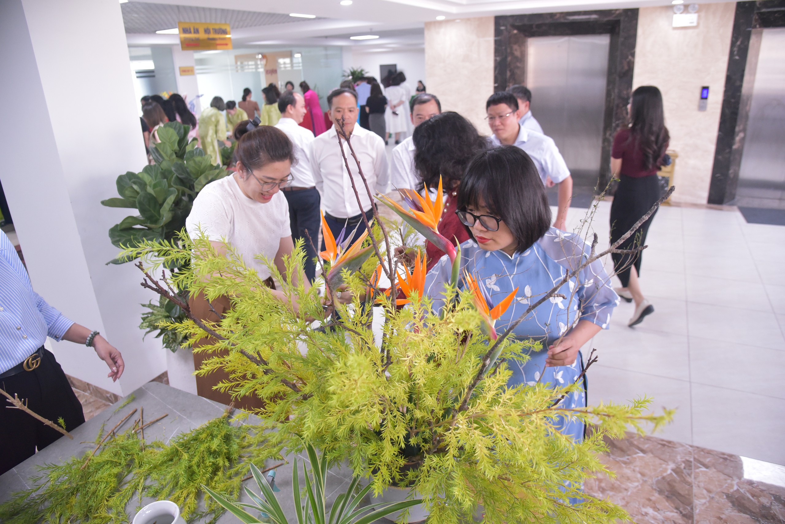 9 đội thi tranh t&agrave;i hội thi cắm hoa nghệ thuật Văn ph&ograve;ng Bộ X&acirc;y dựng - Ảnh 7.