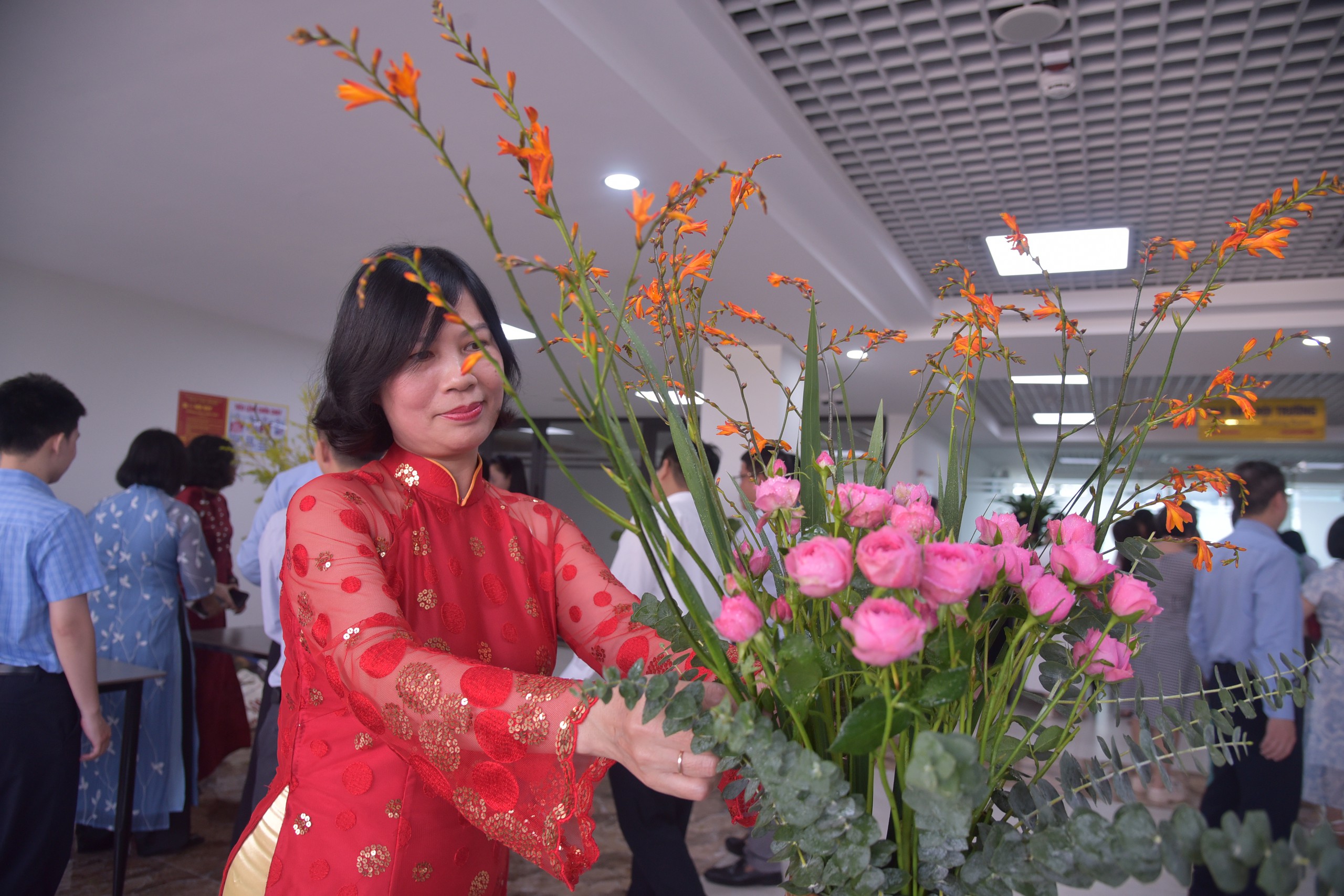 9 đội thi tranh t&agrave;i hội thi cắm hoa nghệ thuật Văn ph&ograve;ng Bộ X&acirc;y dựng - Ảnh 6.