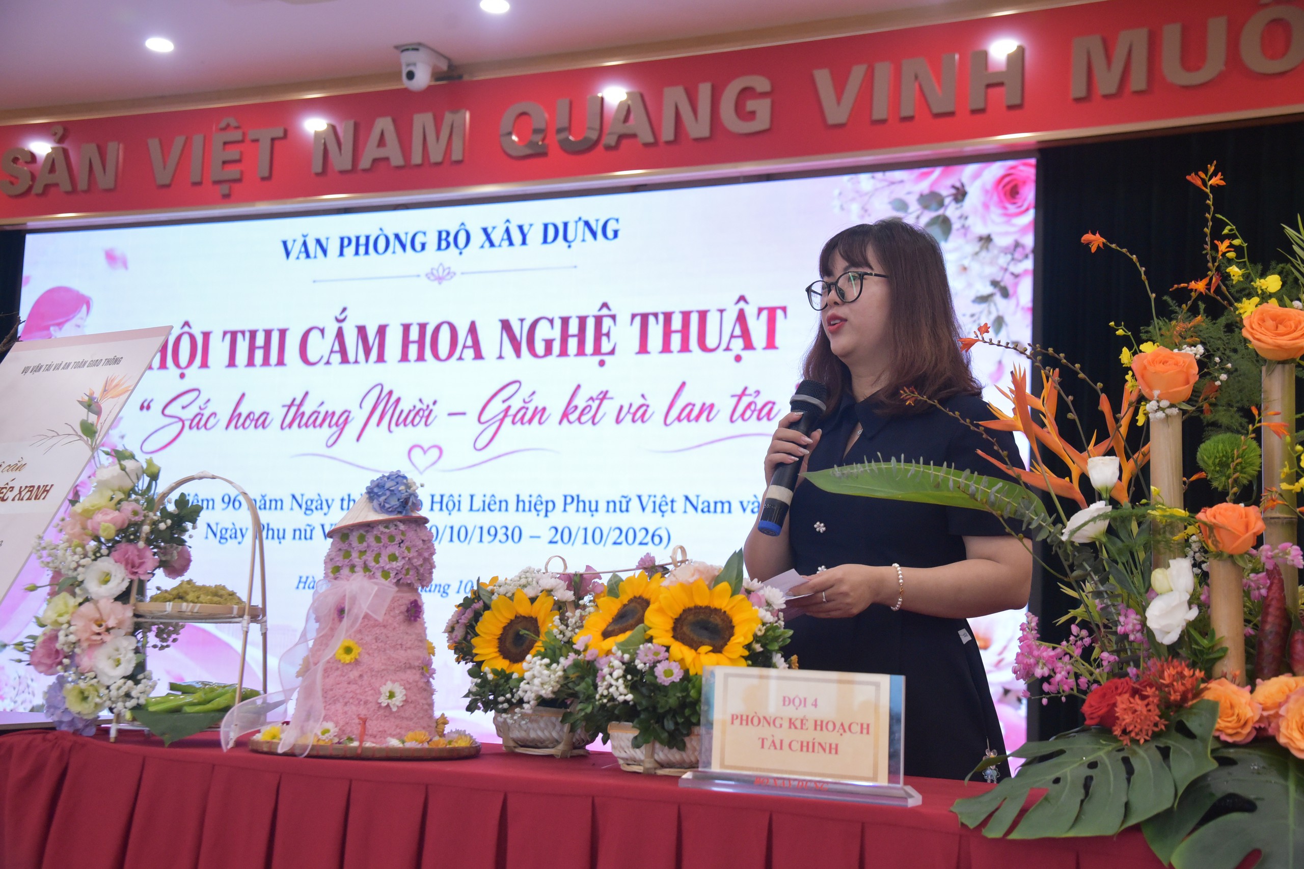 9 đội thi tranh t&agrave;i hội thi cắm hoa nghệ thuật Văn ph&ograve;ng Bộ X&acirc;y dựng - Ảnh 20.