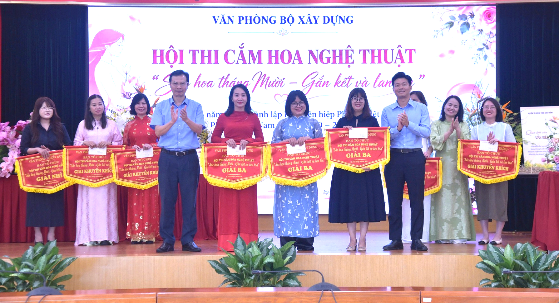 9 đội thi tranh t&agrave;i hội thi cắm hoa nghệ thuật Văn ph&ograve;ng Bộ X&acirc;y dựng - Ảnh 22.