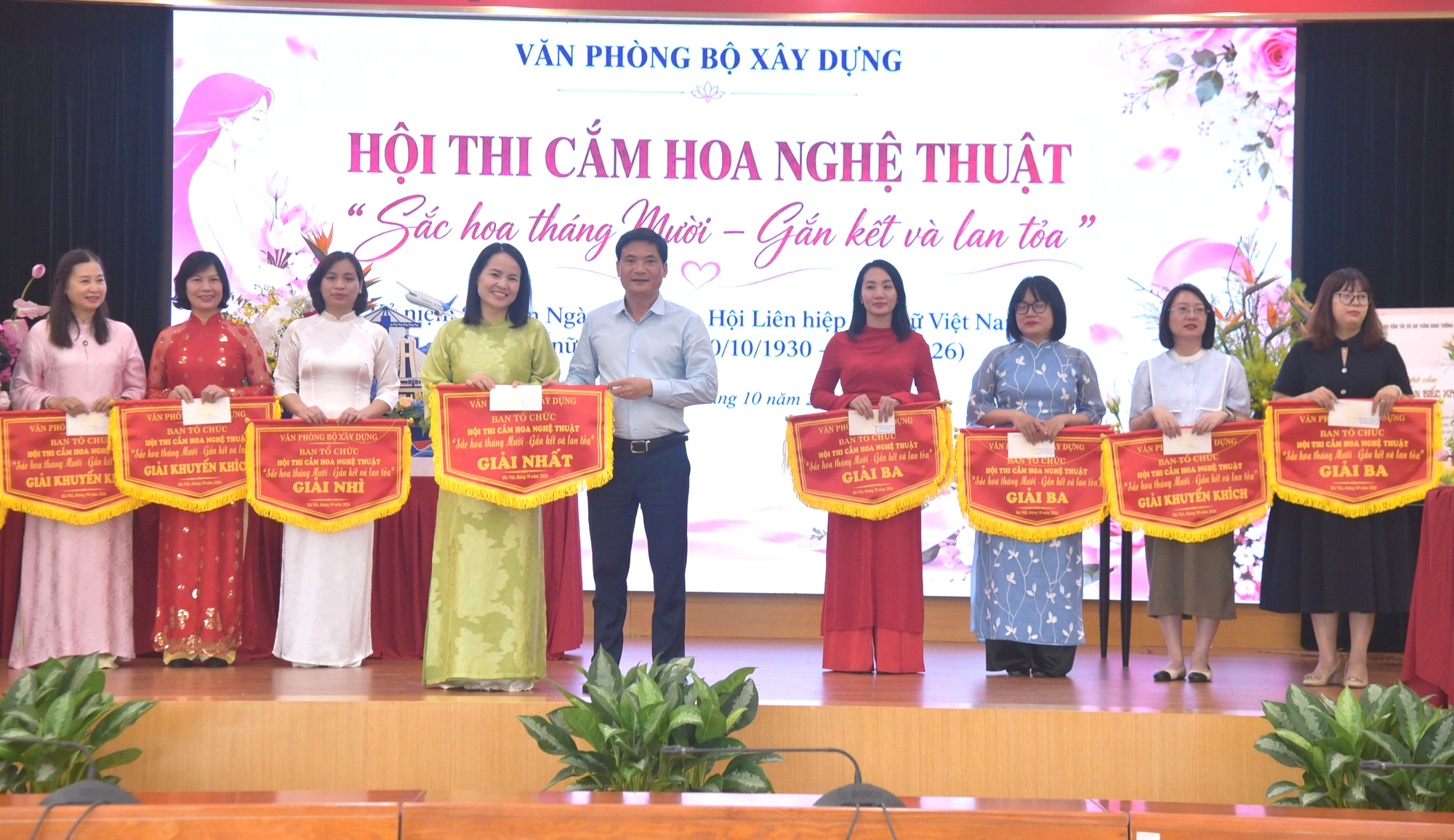 9 đội thi tranh t&agrave;i hội thi cắm hoa nghệ thuật Văn ph&ograve;ng Bộ X&acirc;y dựng - Ảnh 24.