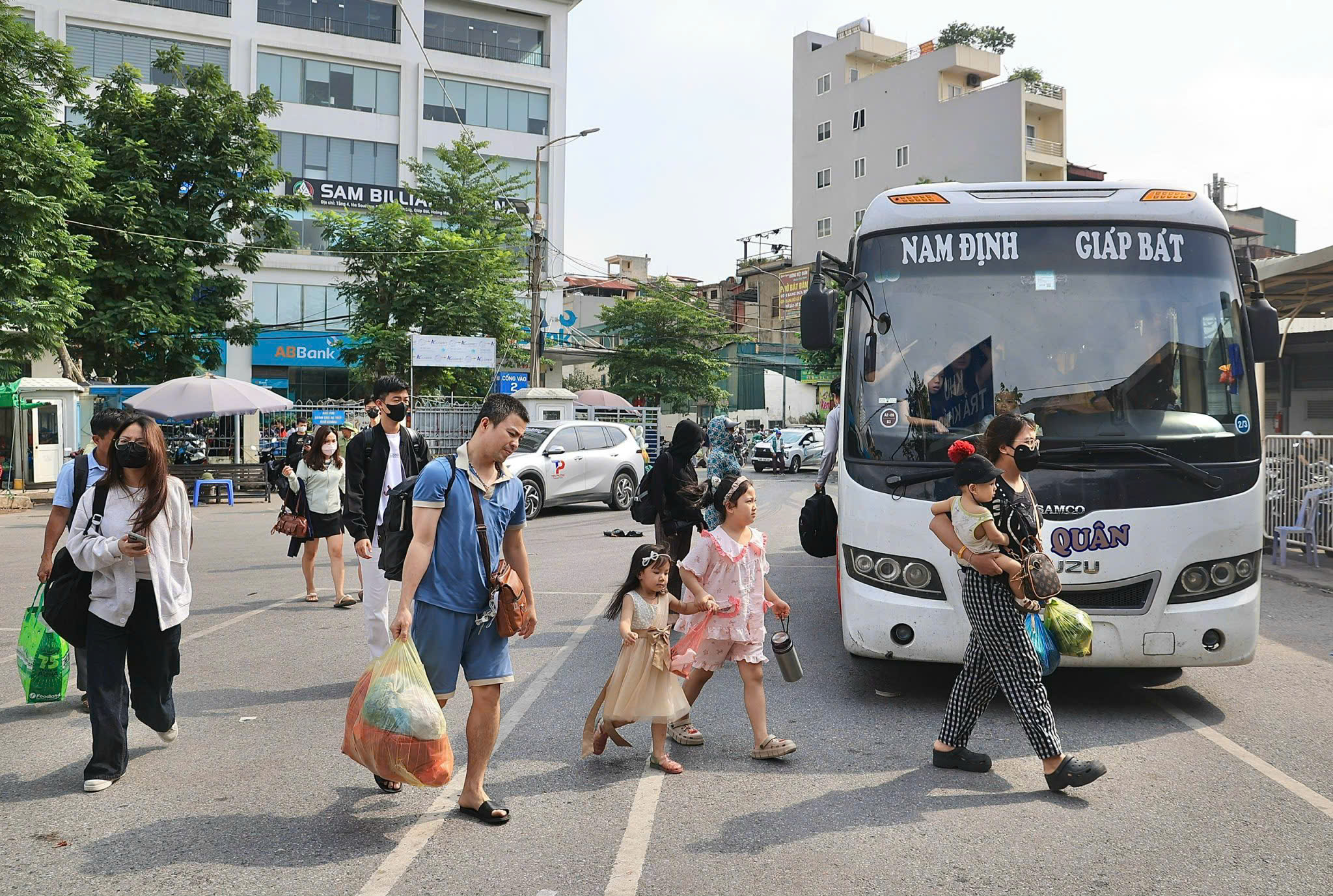 Ba bến xe lớn của H&agrave; Nội phục vụ hơn 5,36 triệu lượt h&agrave;nh kh&aacute;ch trong 9 th&aacute;ng - Ảnh 2.