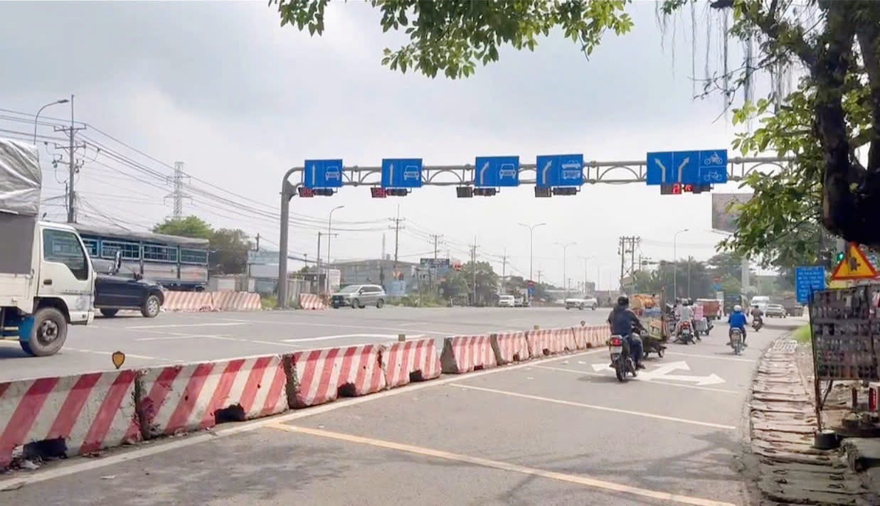 Đ&egrave;n t&iacute;n hiệu n&uacute;t giao Sơn Ti&ecirc;n tr&ecirc;n QL51 được điều chỉnh, lưu th&ocirc;ng thuận lợi ổn định hơn - Ảnh 2.