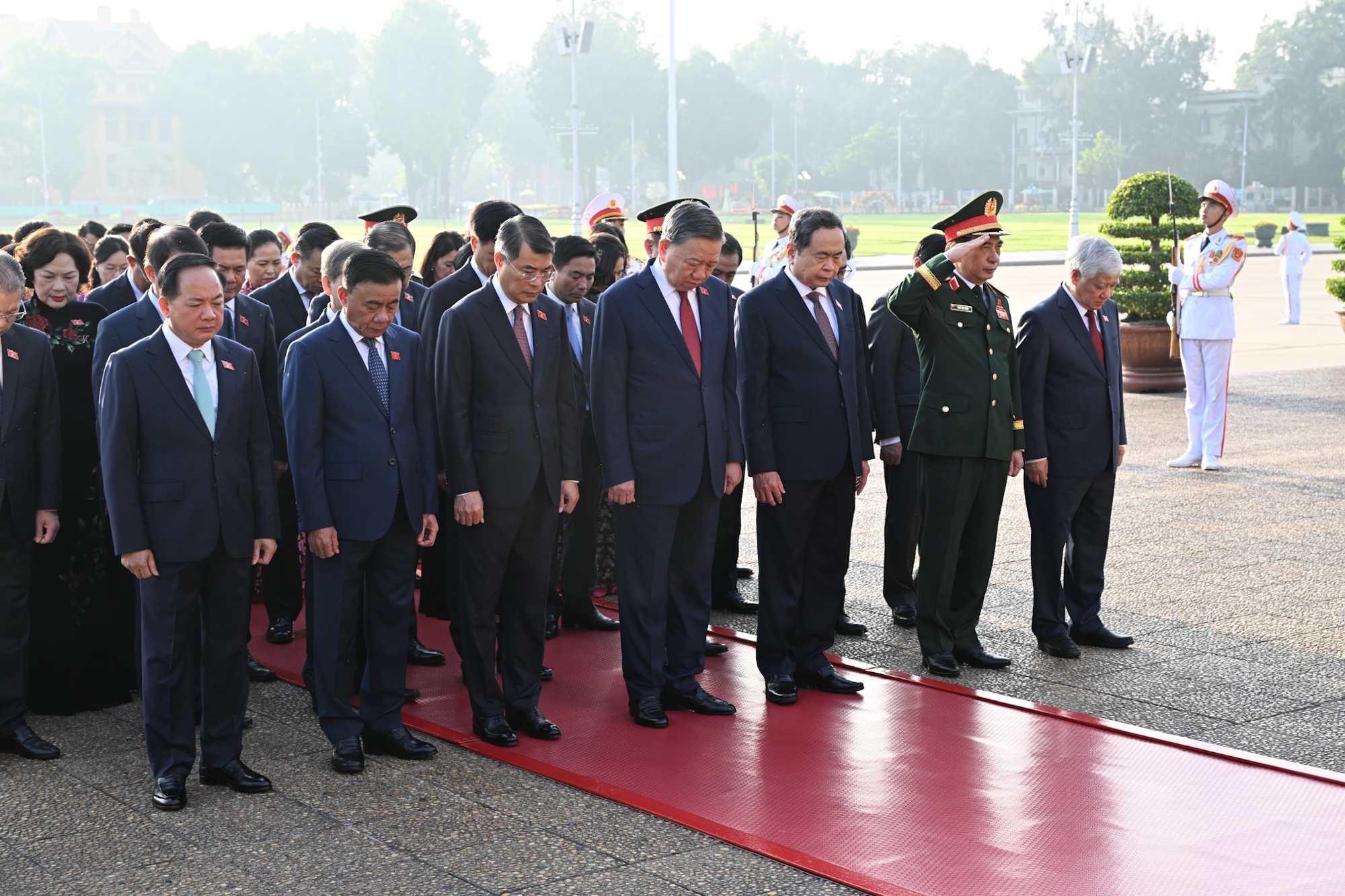 L&atilde;nh đạo Đảng, Nh&agrave; nước, c&aacute;c đại biểu Quốc hội v&agrave;o Lăng viếng Chủ tịch Hồ Ch&iacute; Minh - Ảnh 1.