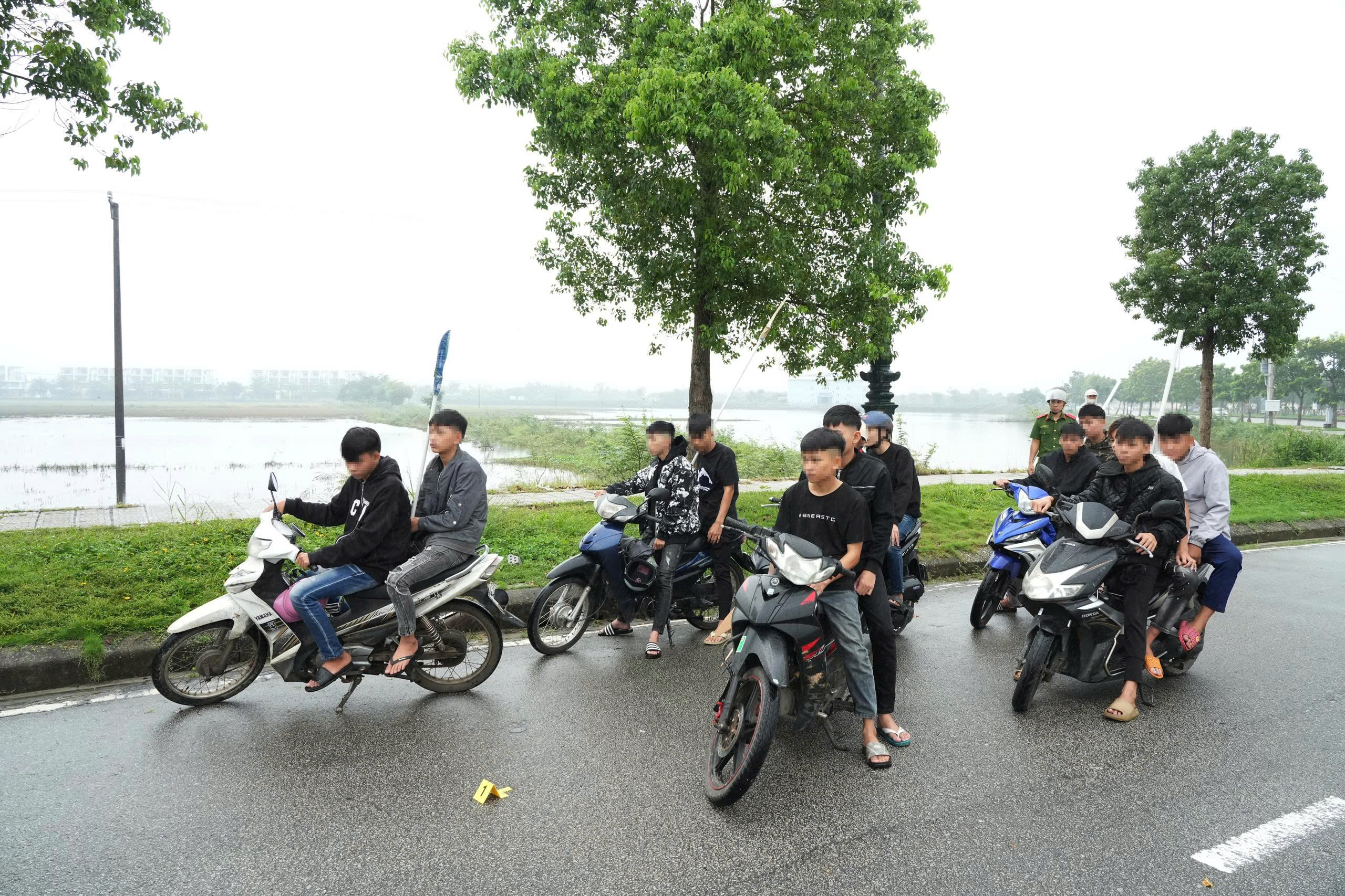 Xử l&yacute; nh&oacute;m thanh thiếu ni&ecirc;n mang tu&yacute;p sắt, dao kiếm "đại n&aacute;o" đường phố ở Huế- Ảnh 1.