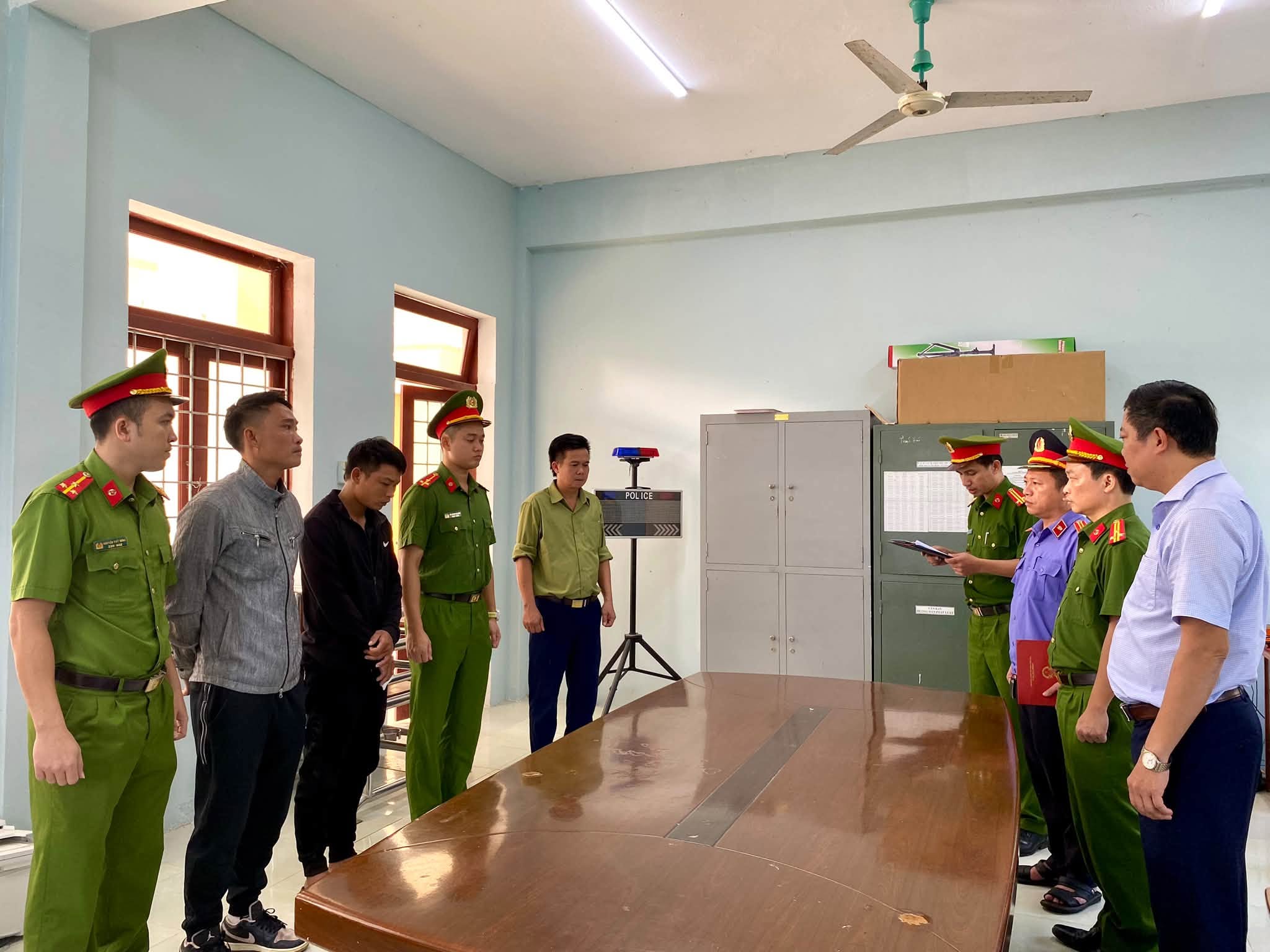 Khởi tố, bắt tạm giam 2 đối tượng sau vụ gây rối tại quán nhậu ở Quảng Trị- Ảnh 1.