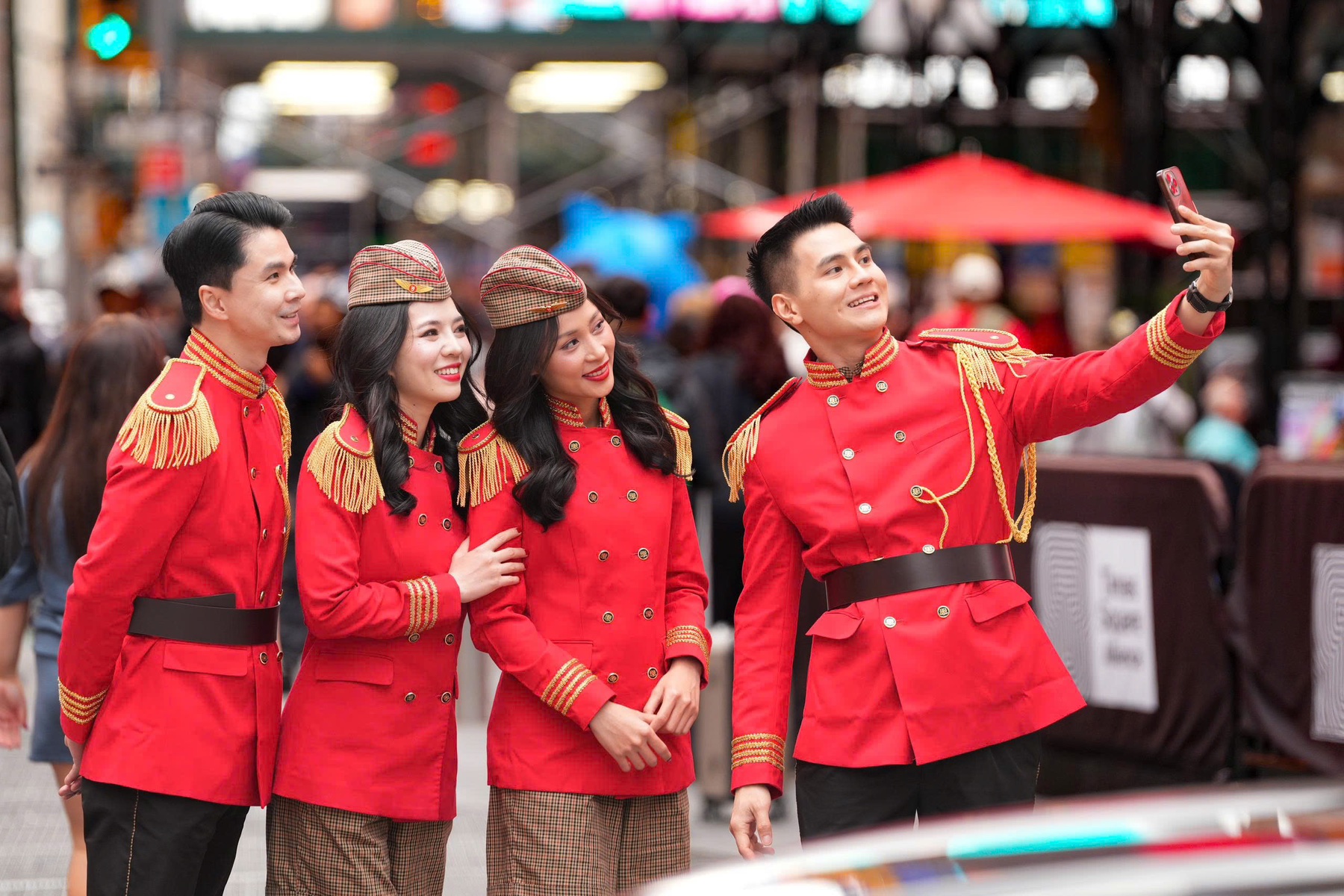 Tiếp vi&ecirc;n h&agrave;ng kh&ocirc;ng Vietjet rạng rỡ mang sắc đỏ Việt Nam đến với New York- Ảnh 14.