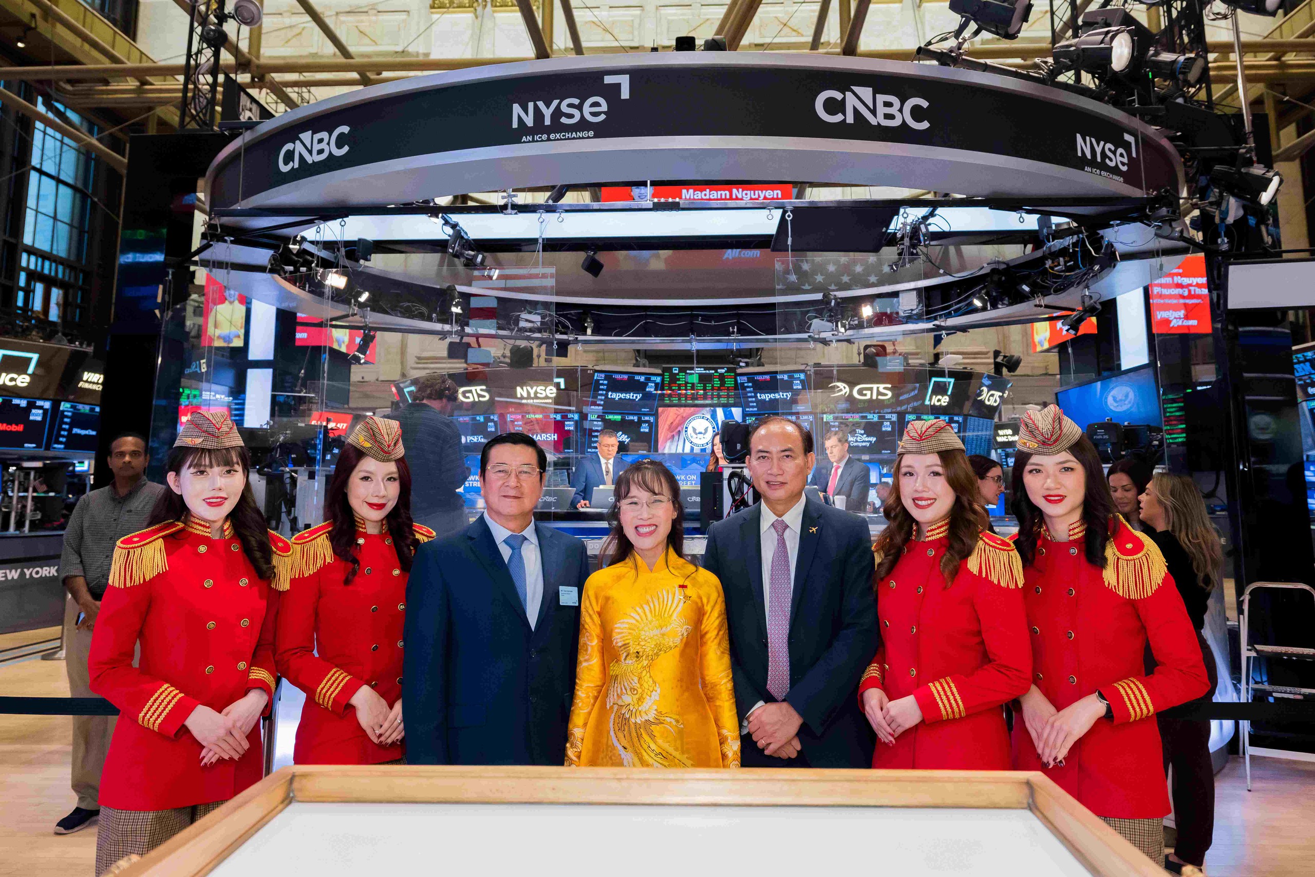 Tiếp vi&ecirc;n h&agrave;ng kh&ocirc;ng Vietjet rạng rỡ mang sắc đỏ Việt Nam đến với New York- Ảnh 3.