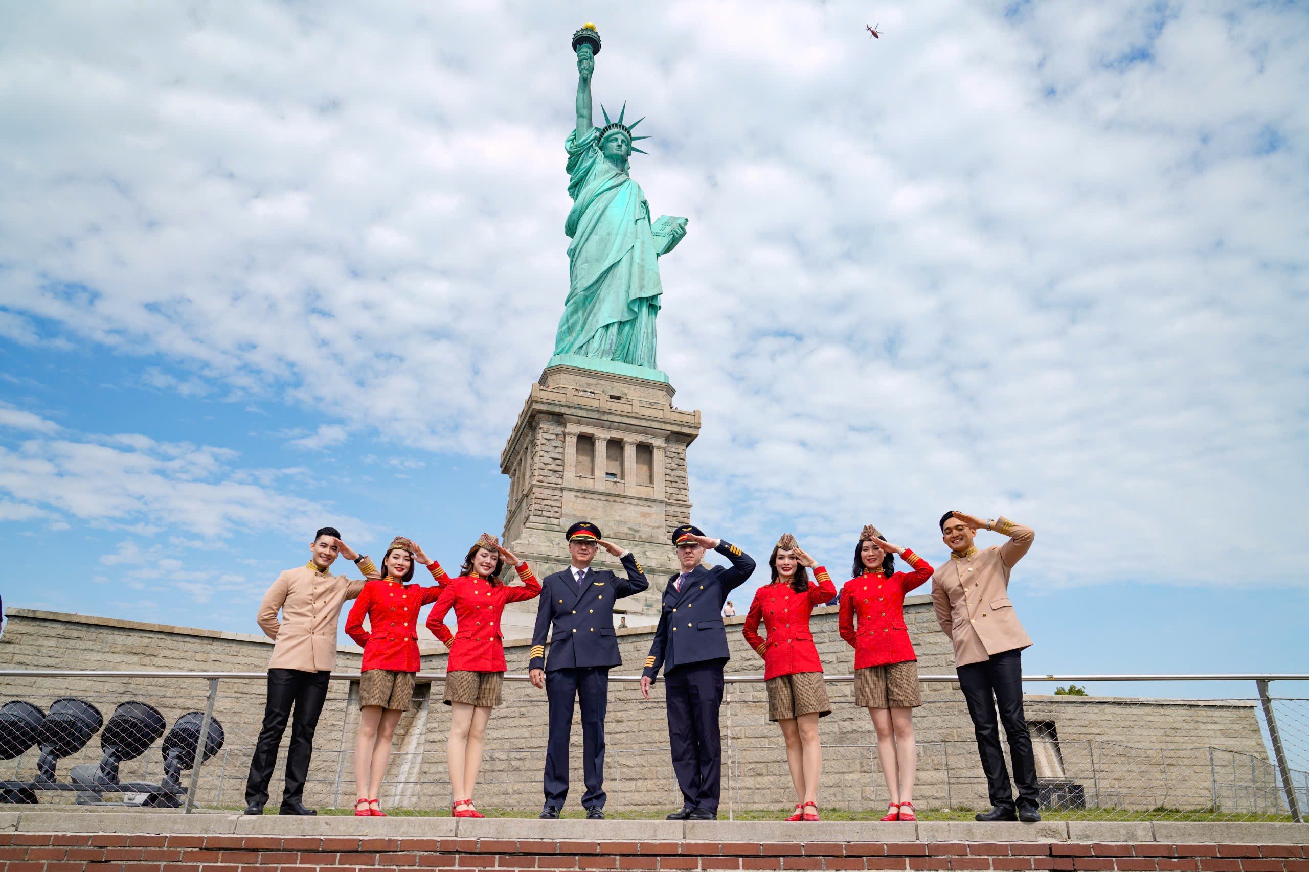 Tiếp vi&ecirc;n h&agrave;ng kh&ocirc;ng Vietjet rạng rỡ mang sắc đỏ Việt Nam đến với New York- Ảnh 7.