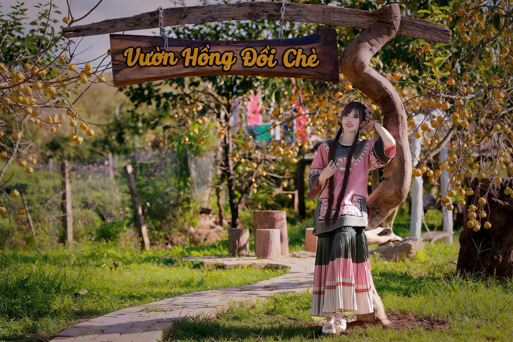 Du kh&aacute;ch m&ecirc; mẩn ở vườn hồng trĩu quả tr&ecirc;n cao nguy&ecirc;n Mộc Ch&acirc;u - Ảnh 4.