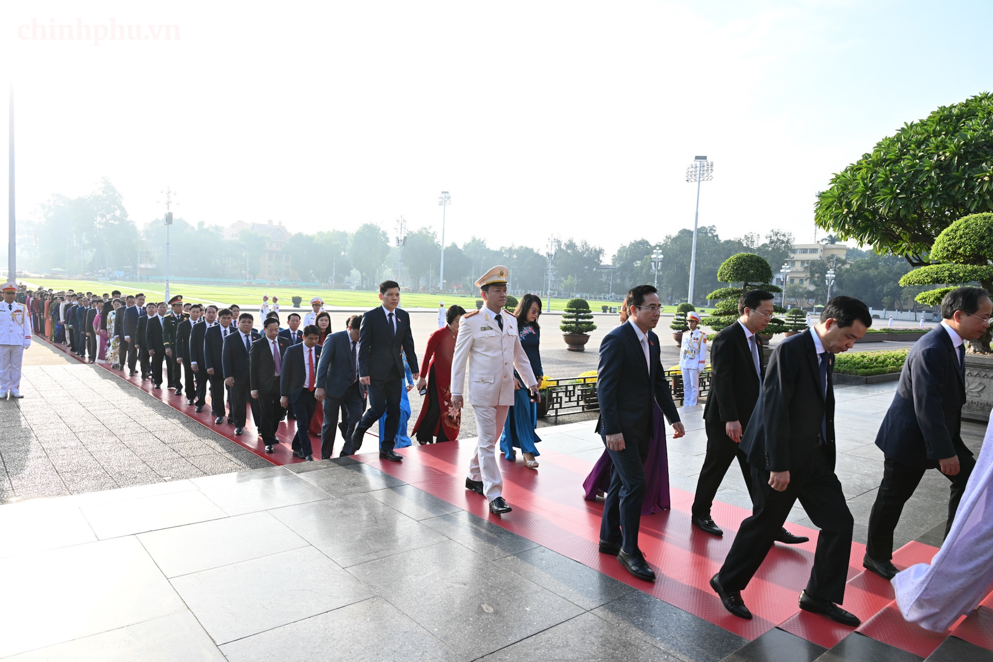 L&atilde;nh đạo Đảng, Nh&agrave; nước, c&aacute;c đại biểu Quốc hội v&agrave;o Lăng viếng Chủ tịch Hồ Ch&iacute; Minh - Ảnh 3.