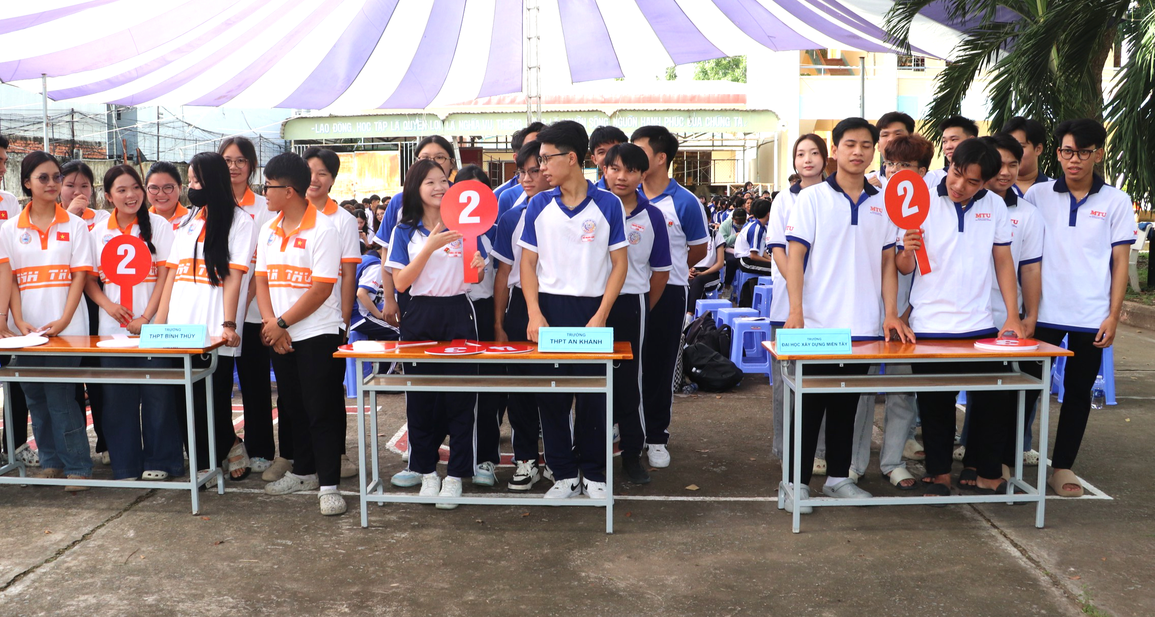 Hơn 400 học sinh, sinh vi&ecirc;n t&igrave;m hiểu ph&aacute;p luật an to&agrave;n giao th&ocirc;ng - Ảnh 3.
