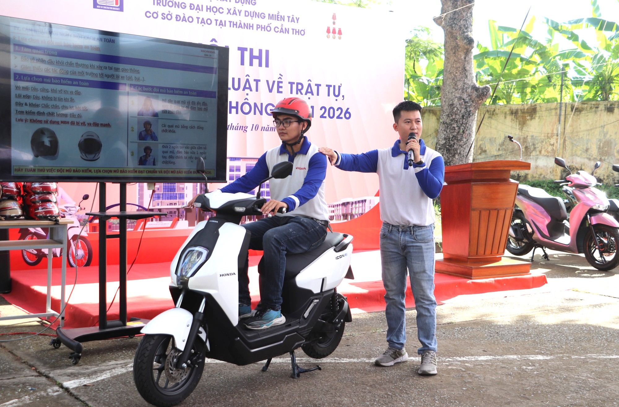 Hơn 400 học sinh, sinh vi&ecirc;n t&igrave;m hiểu ph&aacute;p luật an to&agrave;n giao th&ocirc;ng - Ảnh 4.