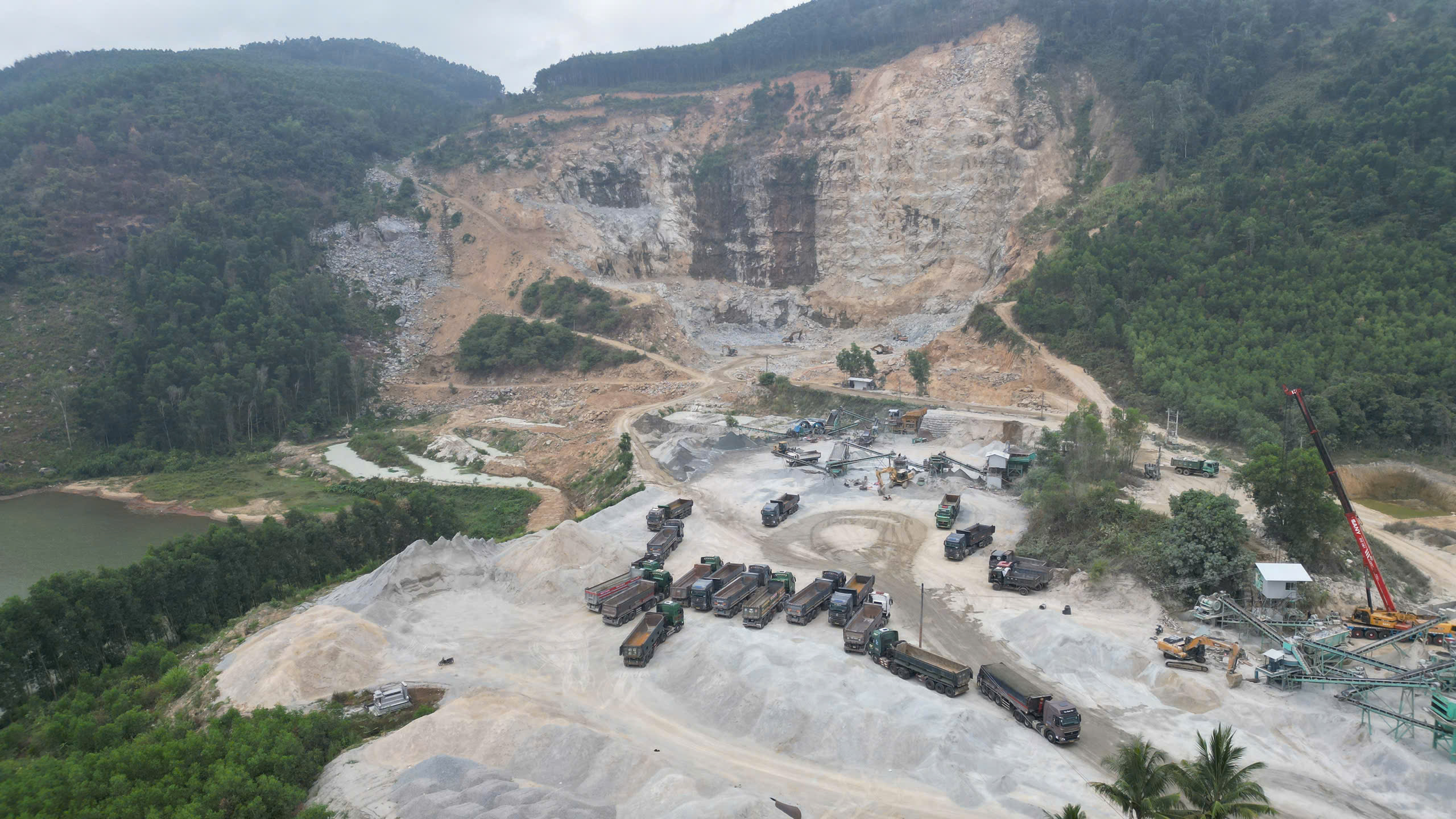 Quảng Ng&atilde;i: Loạt dự &aacute;n đầu tư c&ocirc;ng "thở ph&agrave;o" khi nguồn đ&aacute; được th&aacute;o gỡ- Ảnh 1.