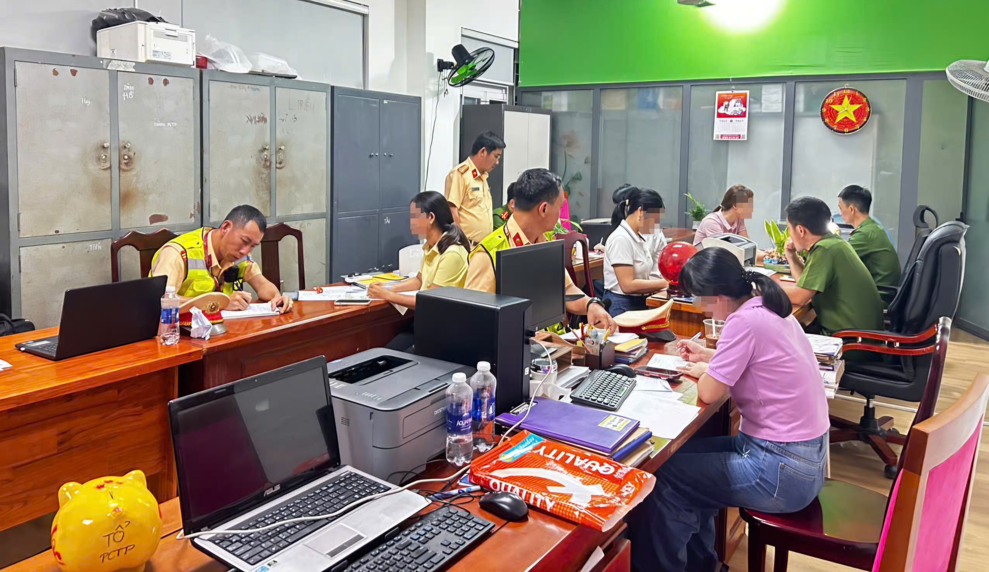 Phạt 6 người phụ nữ ngồi giữa kh&uacute;c cua tay &aacute;o tr&ecirc;n đ&egrave;o Hải V&acirc;n chụp ảnh- Ảnh 1.