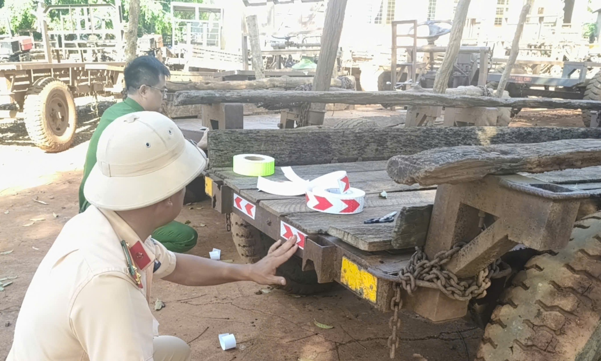 Tuy&ecirc;n truyền ATGT cho chủ xe v&agrave; d&aacute;n phản quang hơn 300 xe c&ocirc;ng n&ocirc;ng, xe m&aacute;y k&eacute;o ở Gia Lai - Ảnh 1.