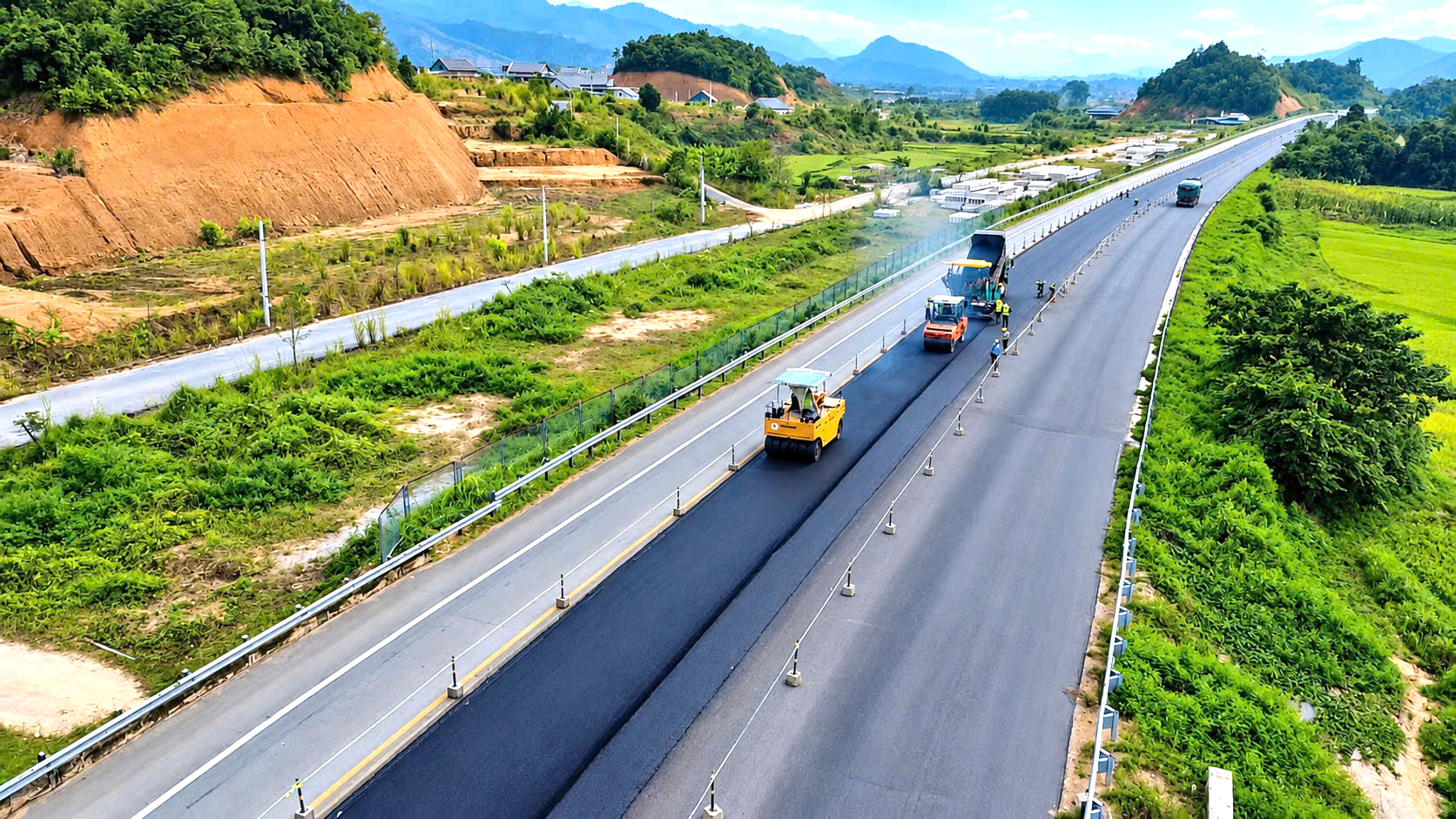 To&agrave;n cảnh dự &aacute;n mở rộng cao tốc Nội B&agrave;i - L&agrave;o Cai sau một năm thi c&ocirc;ng- Ảnh 2.