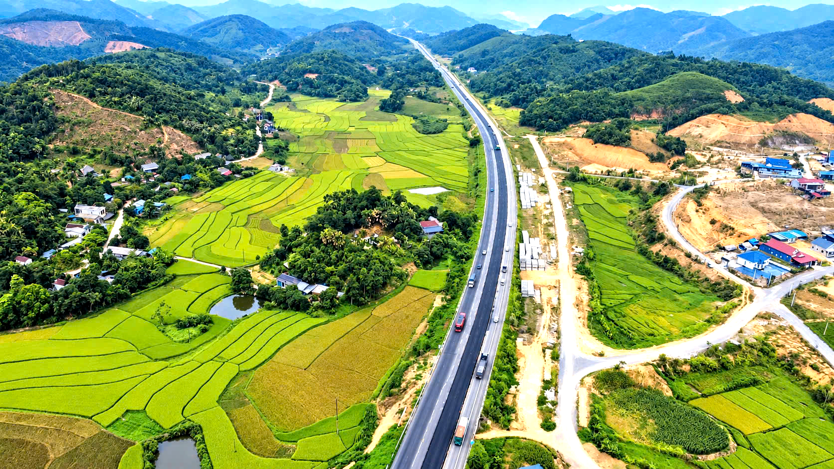 To&agrave;n cảnh dự &aacute;n mở rộng cao tốc Nội B&agrave;i - L&agrave;o Cai sau một năm thi c&ocirc;ng- Ảnh 1.