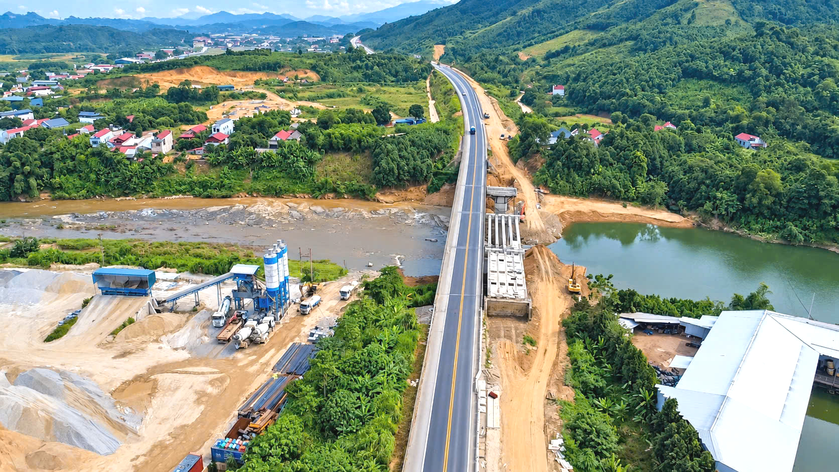 To&agrave;n cảnh dự &aacute;n mở rộng cao tốc Nội B&agrave;i - L&agrave;o Cai sau một năm thi c&ocirc;ng- Ảnh 9.