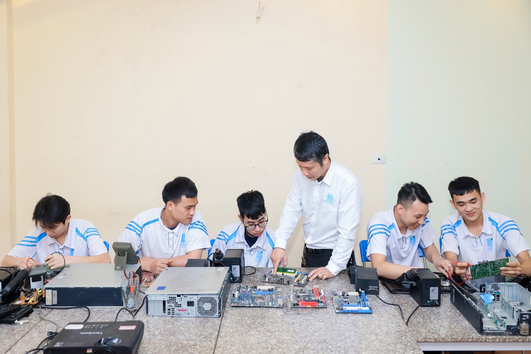 Gi&aacute;o vi&ecirc;n dạy thực h&agrave;nh nghề c&oacute; thể được cấp chứng chỉ qua đ&aacute;nh gi&aacute; trực tiếp - Ảnh 1.