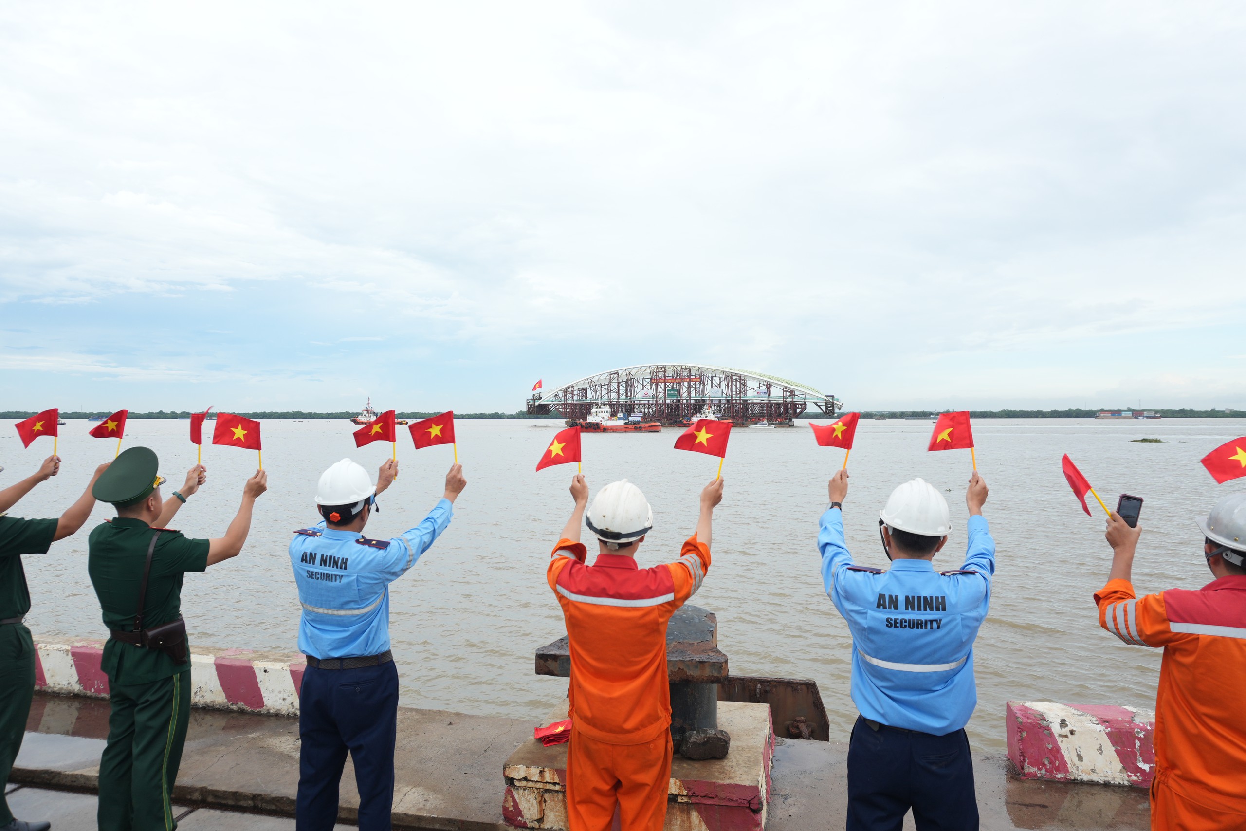 Đoàn lai dắt nhịp chính cầu đi bộ qua sông Sài Gòn hoàn thành 75km đầu tiên- Ảnh 1.