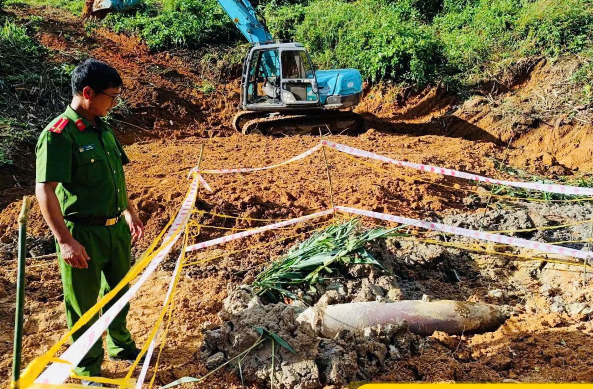 Quảng Ng&atilde;i: Đ&agrave;o ao trữ nước ph&aacute;t hiện quả bom d&agrave;i cả m&eacute;t- Ảnh 1.