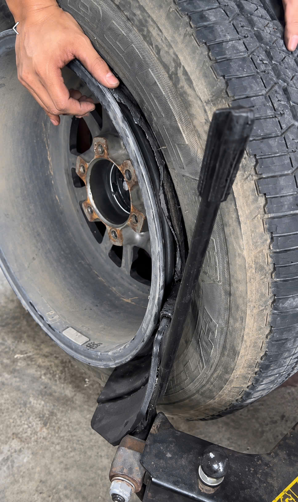 M&uacute;t ti&ecirc;u &acirc;m lốp &ocirc; t&ocirc; d&aacute;n sai kỹ thuật c&oacute; thể g&acirc;y họa? - Ảnh 2.
