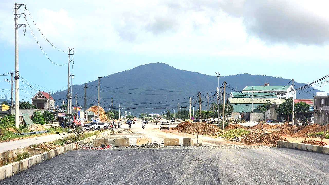 Diện mạo tuyến đường &ldquo;xương sống&rdquo; tại khu kinh tế Vũng &Aacute;ng- Ảnh 9.