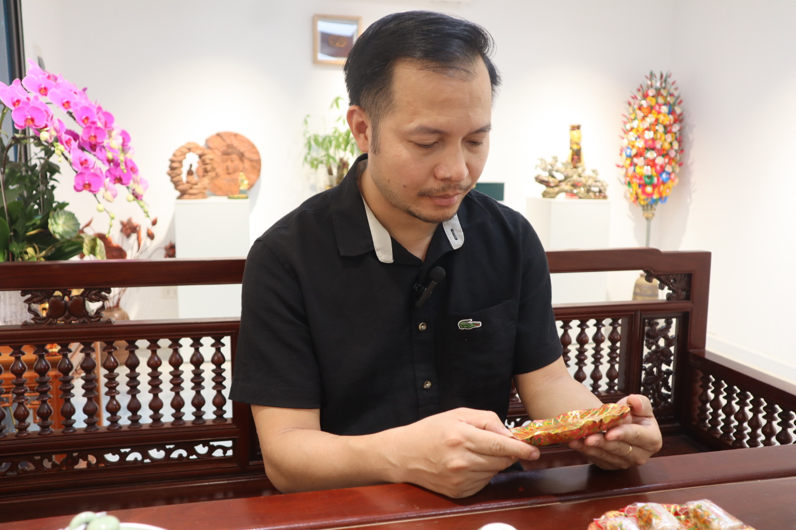 Truyền nh&acirc;n trẻ ứng dụng c&ocirc;ng nghệ t&igrave;m hướng mới cho nghề mỹ nghệ Sơn Đồng - Ảnh 1.