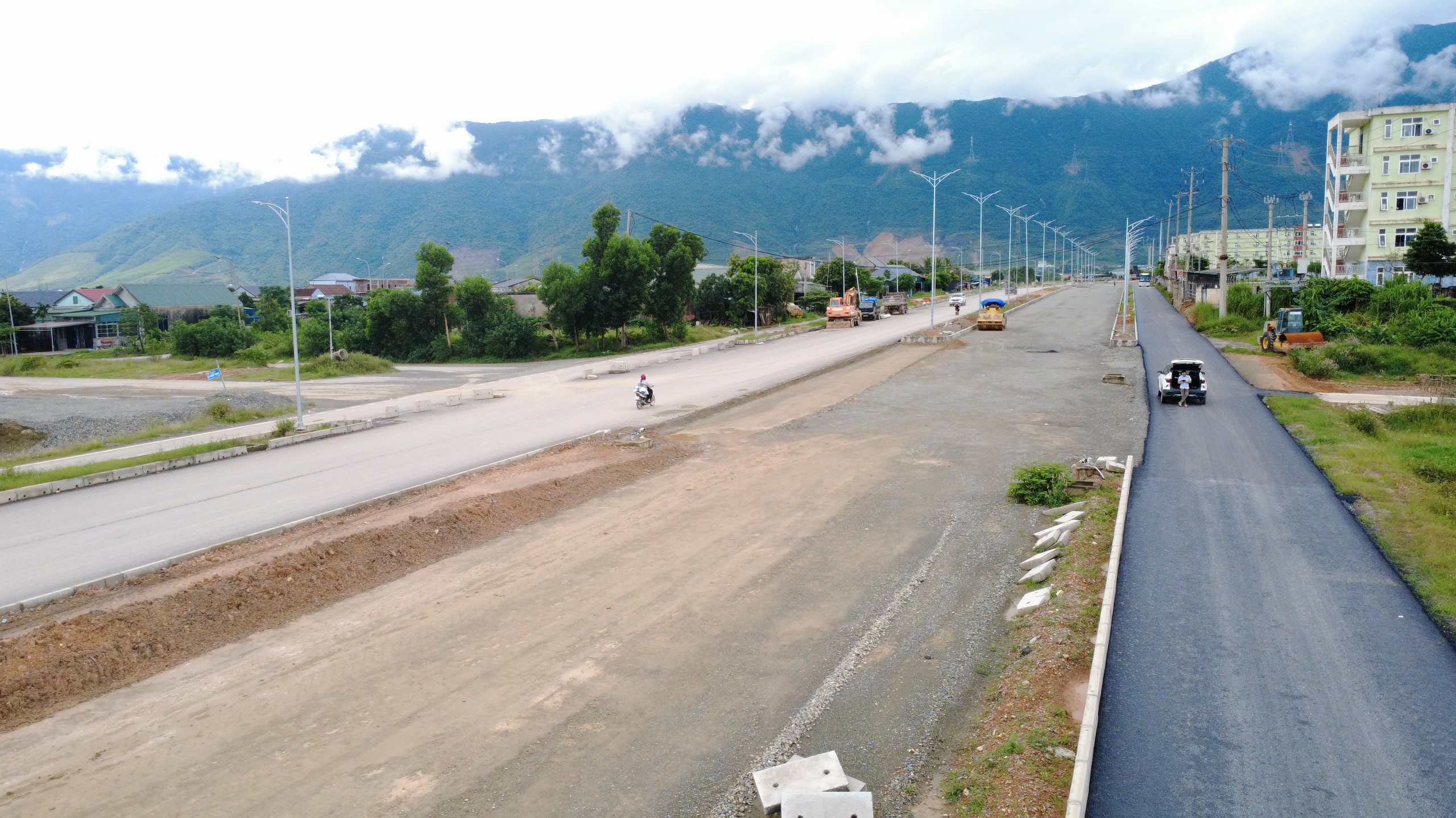 Diện mạo tuyến đường &ldquo;xương sống&rdquo; tại khu kinh tế Vũng &Aacute;ng- Ảnh 2.