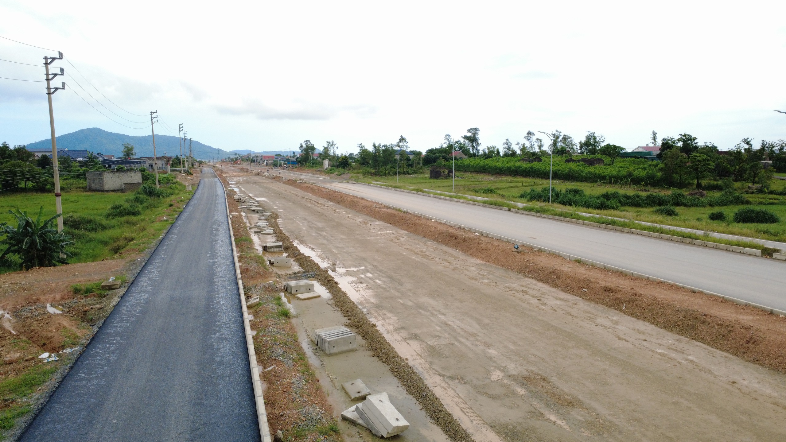 Diện mạo tuyến đường &ldquo;xương sống&rdquo; tại khu kinh tế Vũng &Aacute;ng- Ảnh 3.