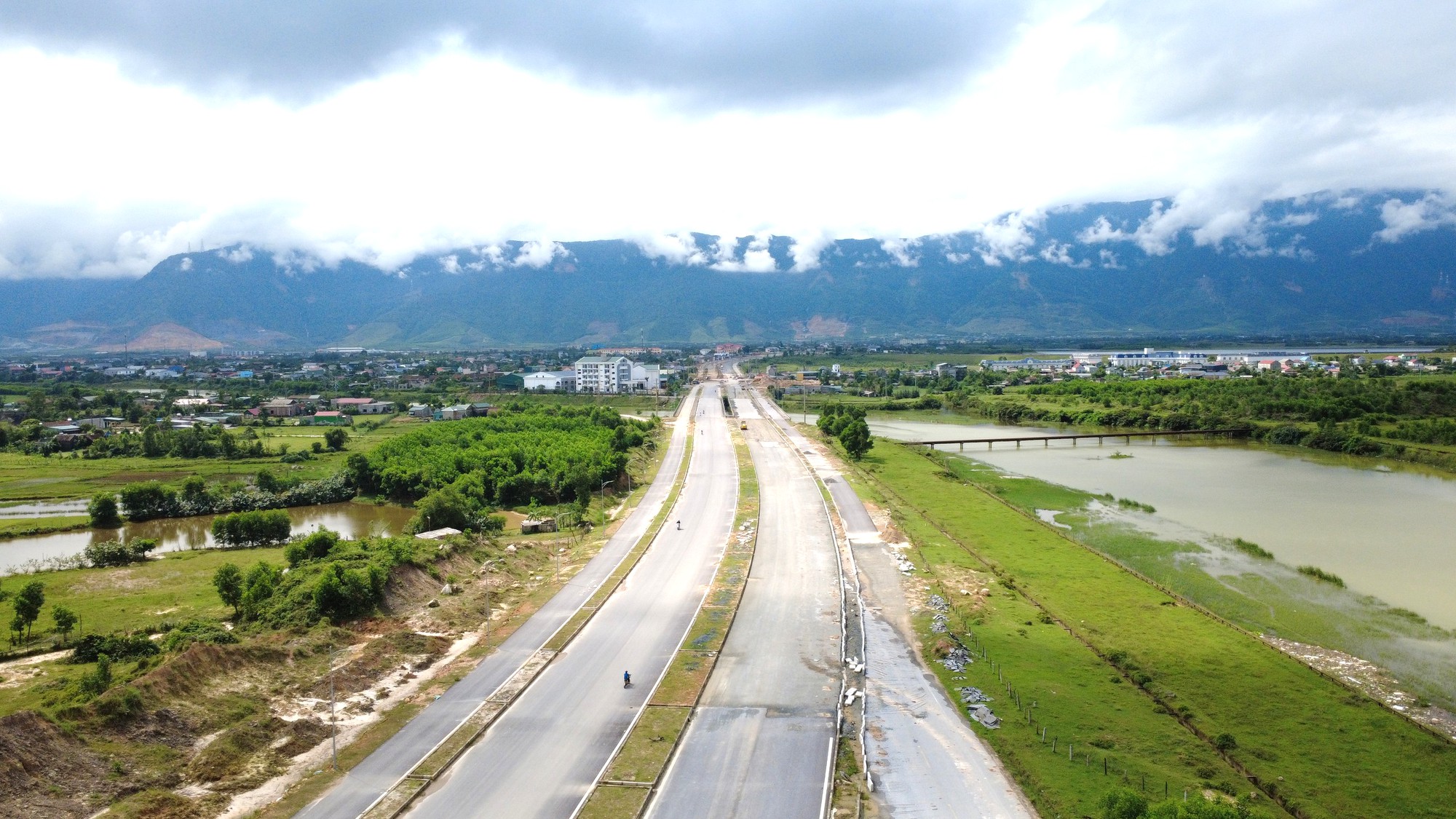 Diện mạo tuyến đường &ldquo;xương sống&rdquo; tại khu kinh tế Vũng &Aacute;ng- Ảnh 5.